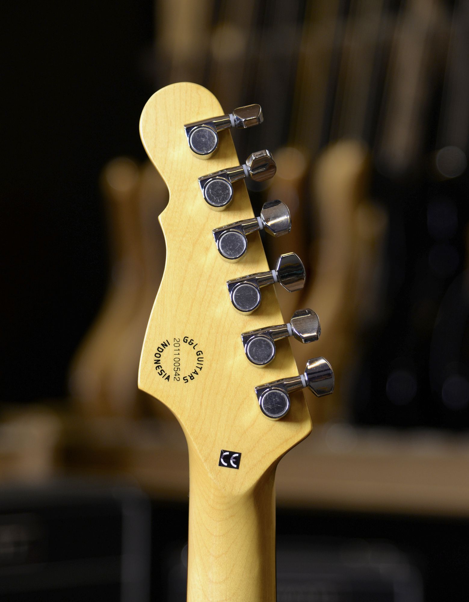Электрогитара G&L Tribute Legacy HB Lake Placid Blue RW Poplar - купить в "Гитарном Клубе"