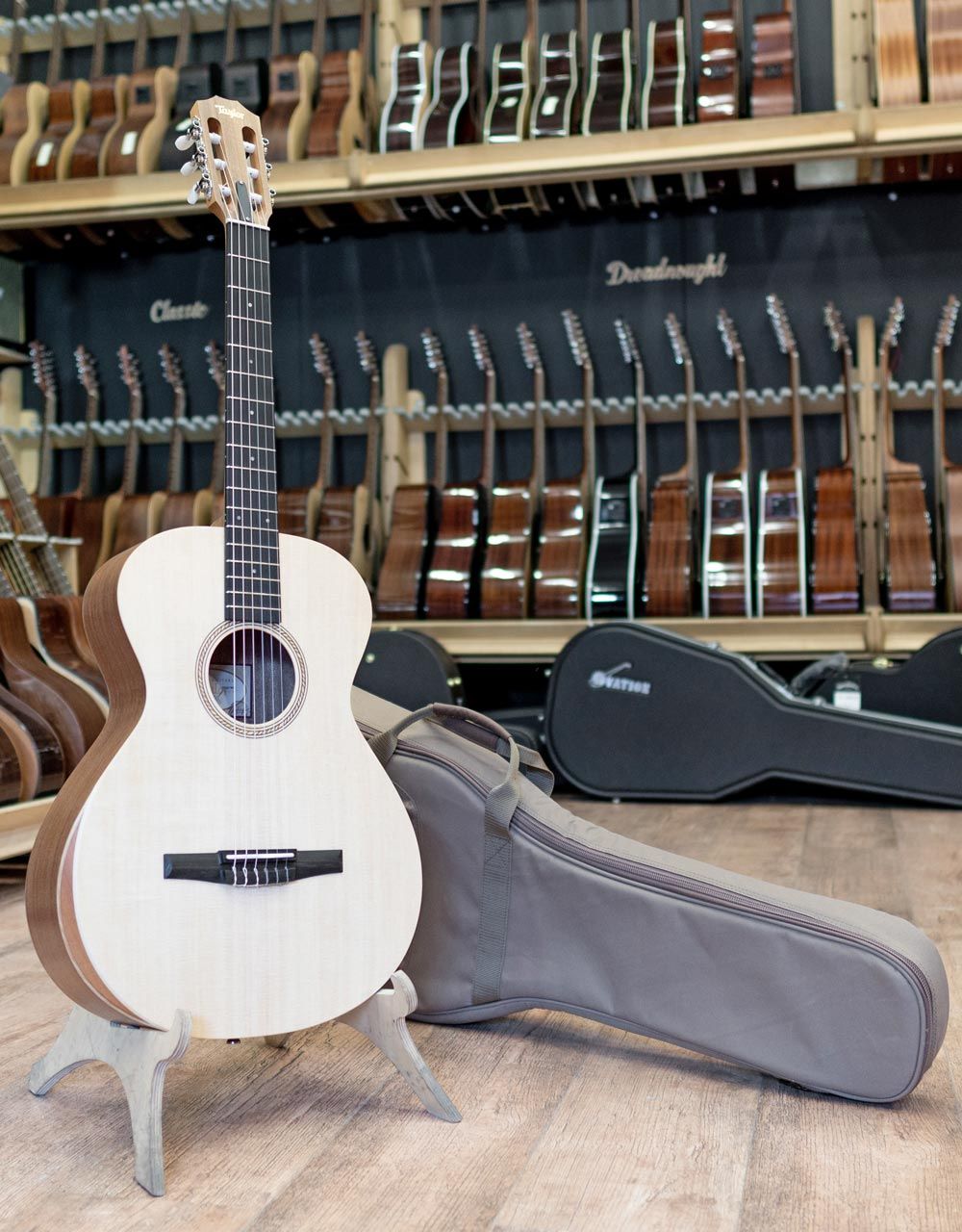 Классическая гитара-кроссовер гитара Taylor Academy 12-N - купить в "Гитарном Клубе"