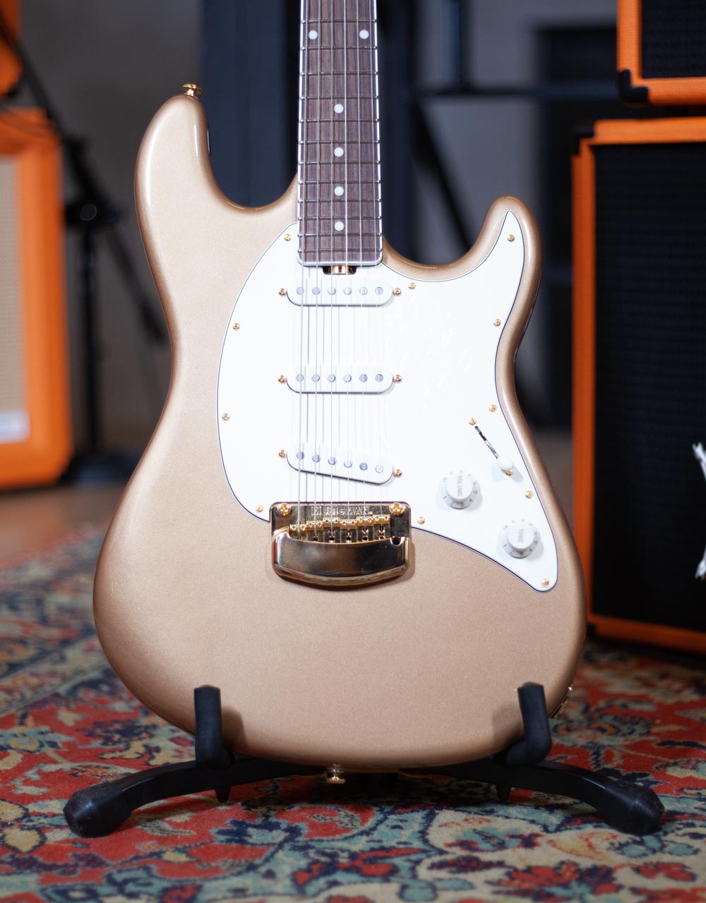 Электрогитара Music Man Cutlass, Malibu Gold - купить в "Гитарном Клубе"