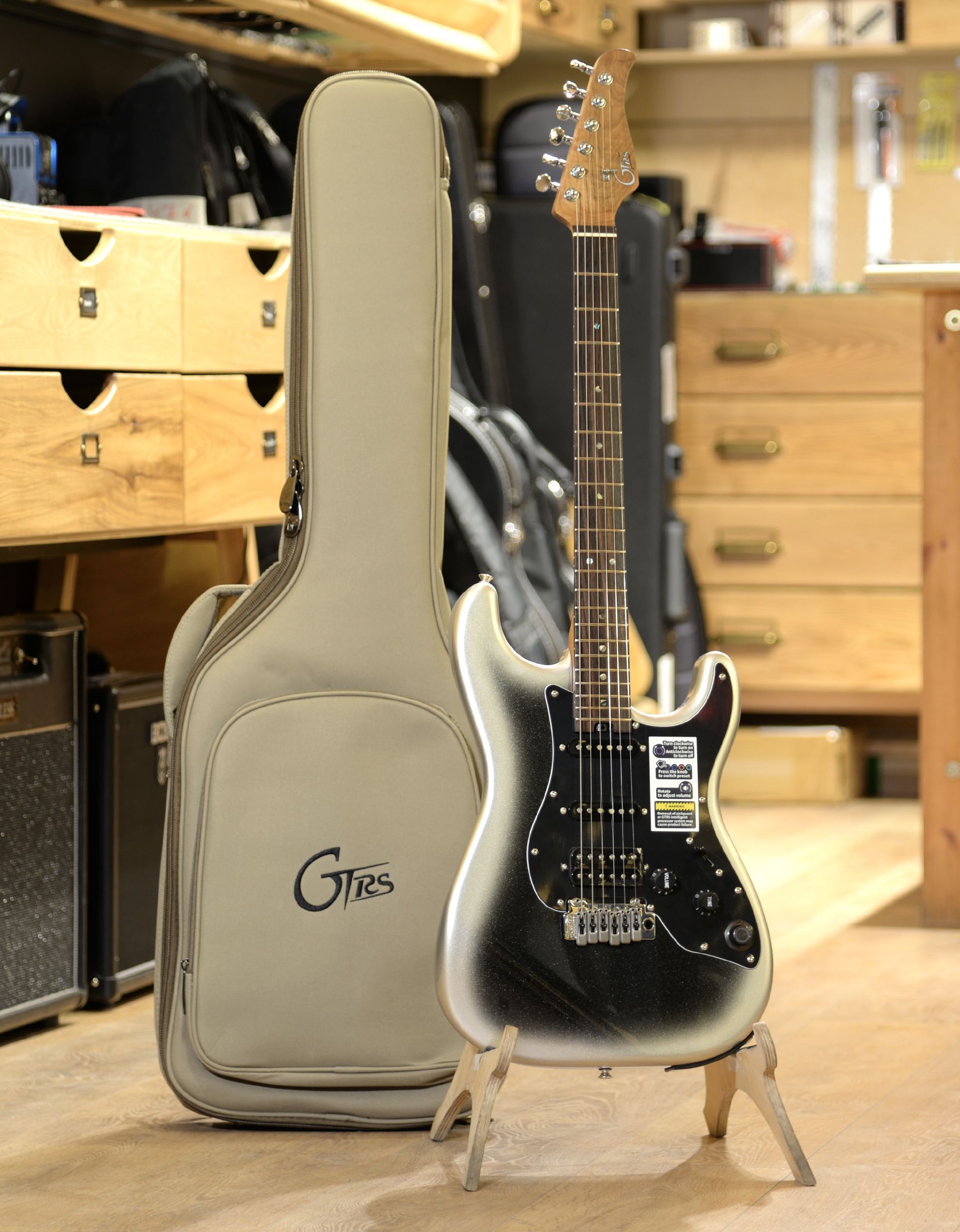 Электрогитара Mooer GTRS P800 Dark Silver - купить в "Гитарном Клубе"