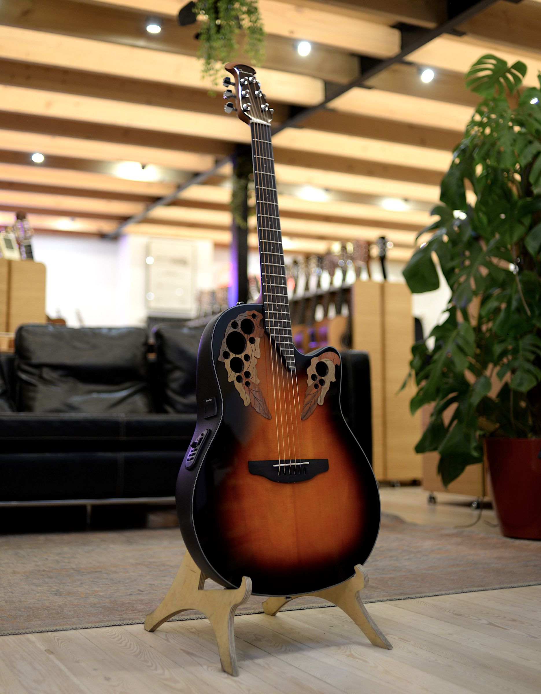 Электроакустическая гитара Ovation CE44-1 Celebrity Elite Mid Cutaway Sunburst - купить в "Гитарном Клубе"