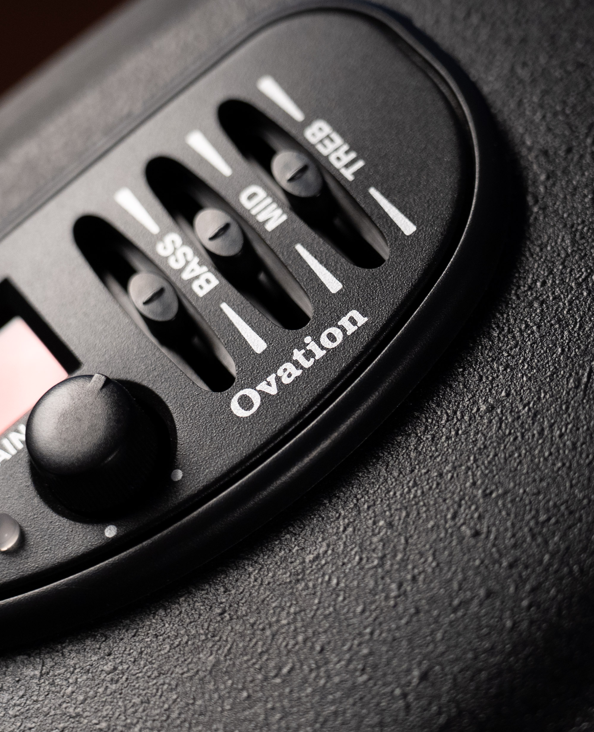 Электроакустическая гитара Ovation CE44P-FKOA Celebrity Elite Plus Mid Cutaway Natural Figured - купить в "Гитарном Клубе"