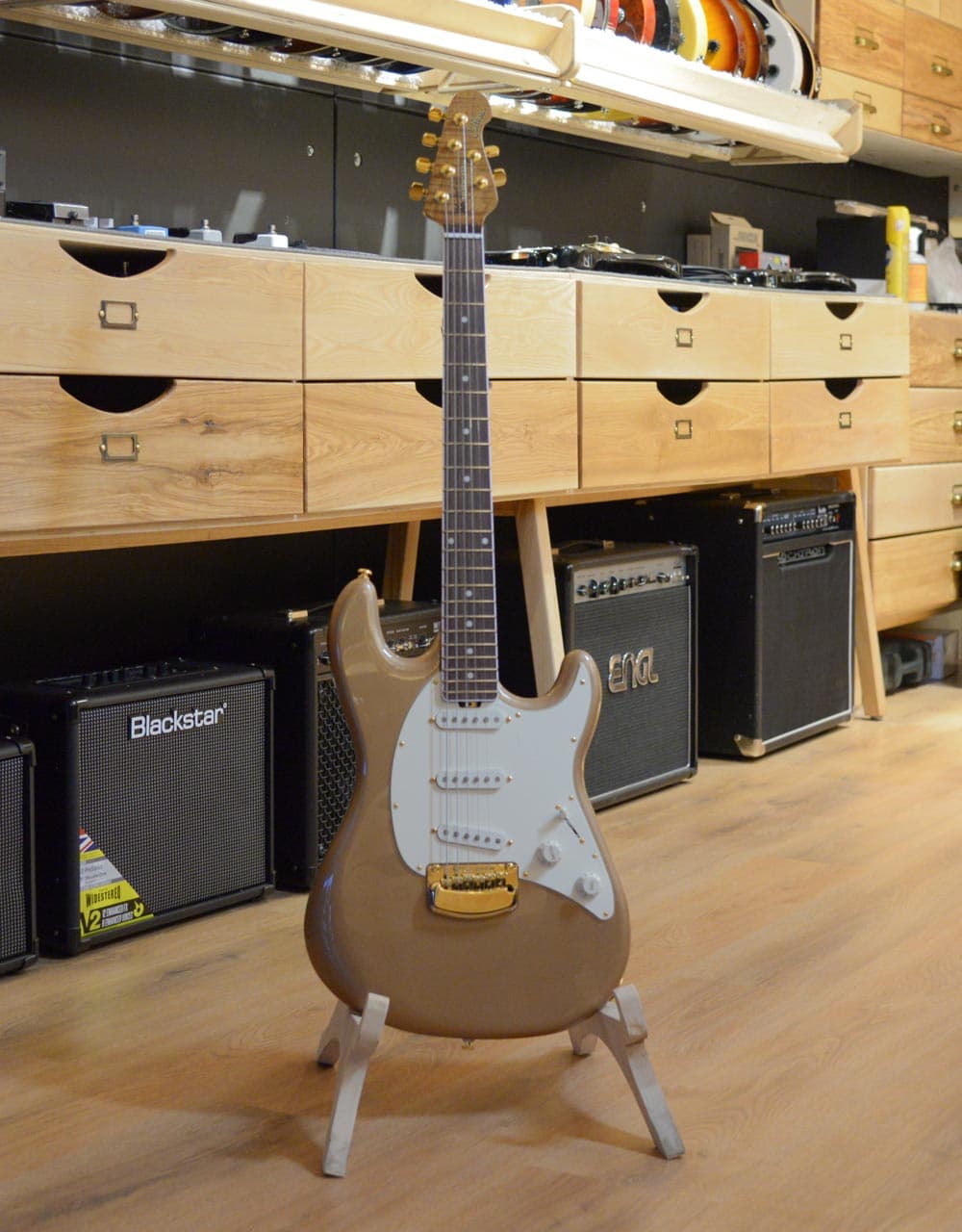 Электрогитара Music Man Cutlass, Malibu Gold - купить в "Гитарном Клубе"