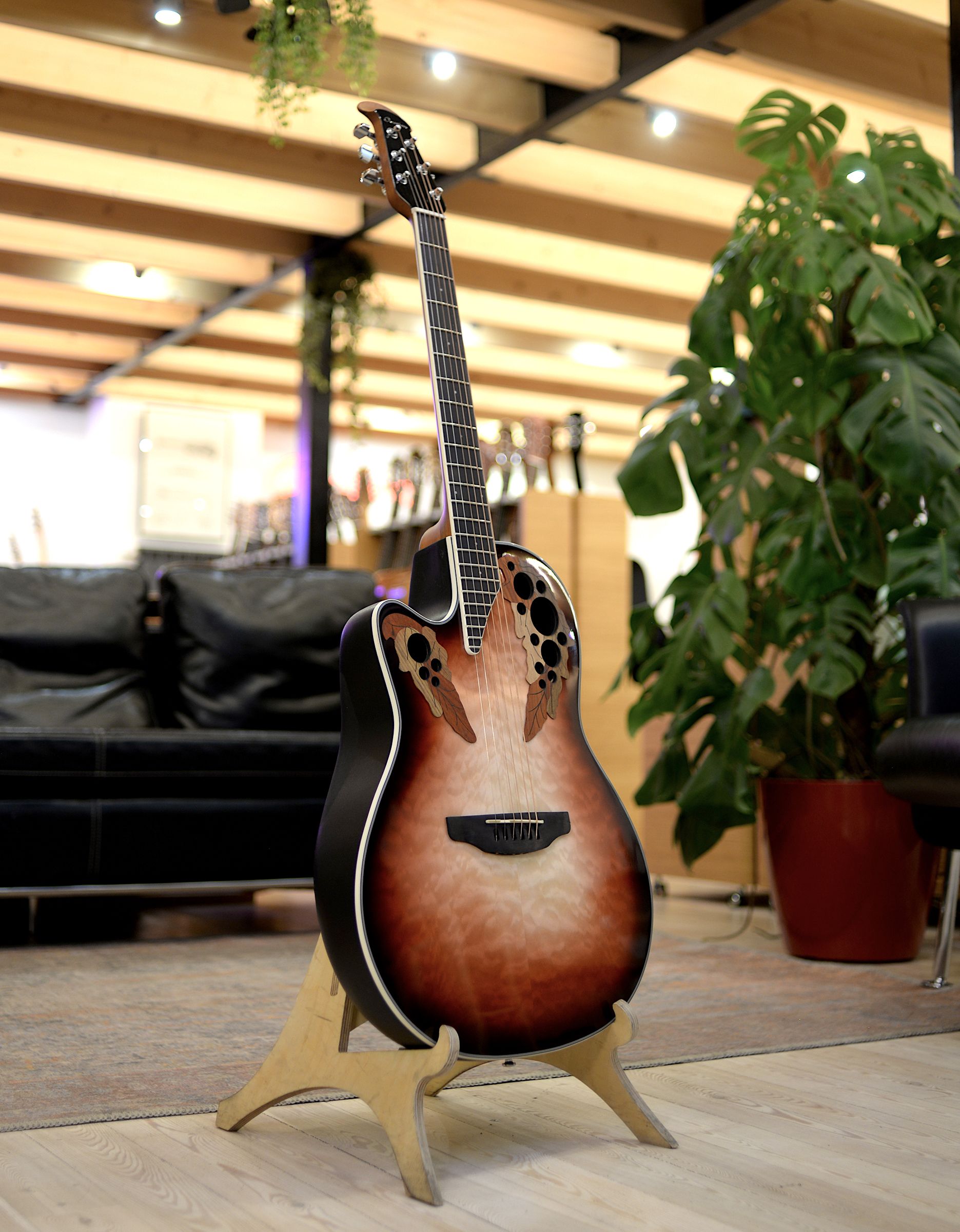 Электроакустическая гитара Ovation CE44LX-1R Celebrity Elite Plus Mid Cutaway Ruby Burst - купить в "Гитарном Клубе"