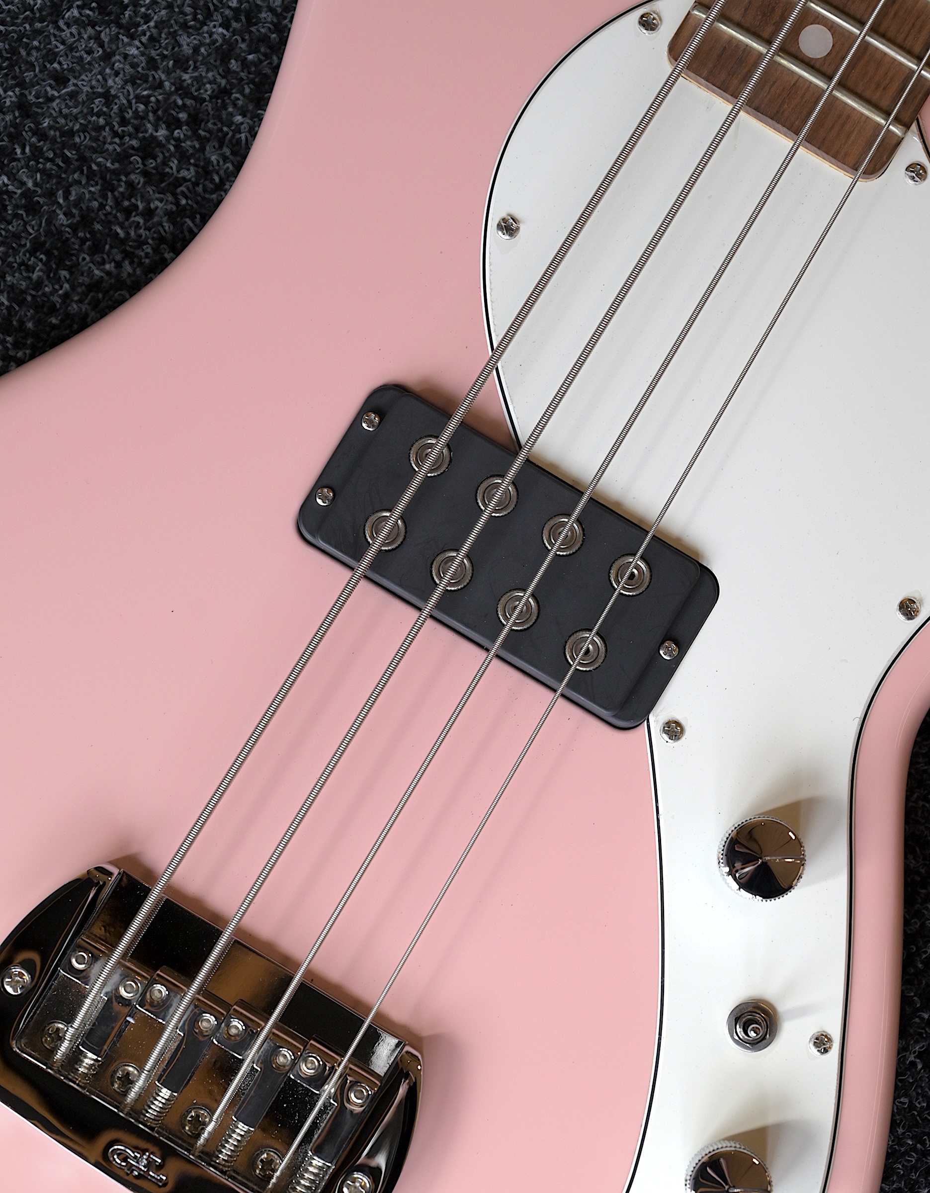 Бас-гитара G&L FD Fallout Shortscale Bass Shell Pink CR - купить в "Гитарном Клубе"