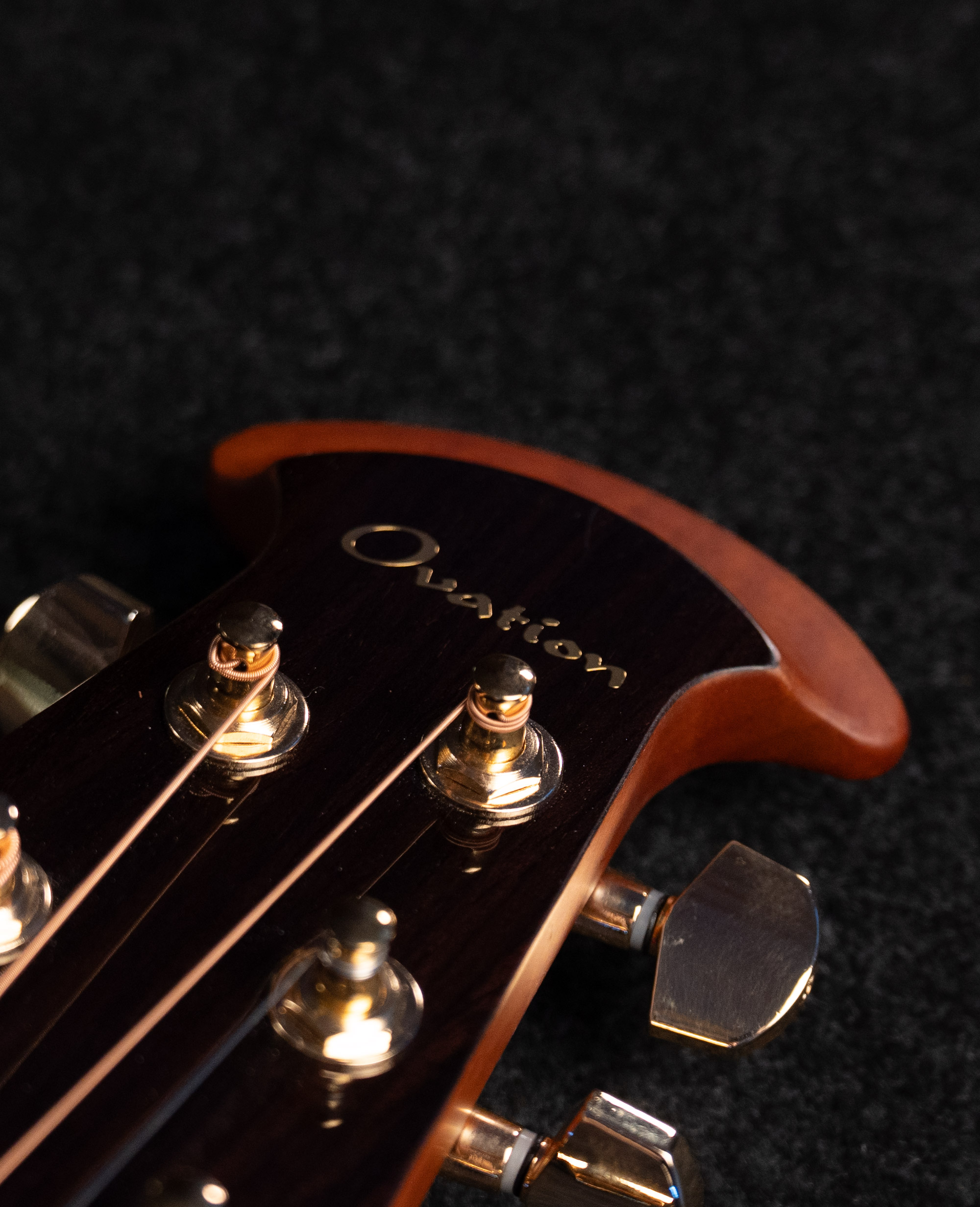 Электроакустическая гитара Ovation CE44P-FKOA Celebrity Elite Plus Mid Cutaway Natural Figured - купить в "Гитарном Клубе"