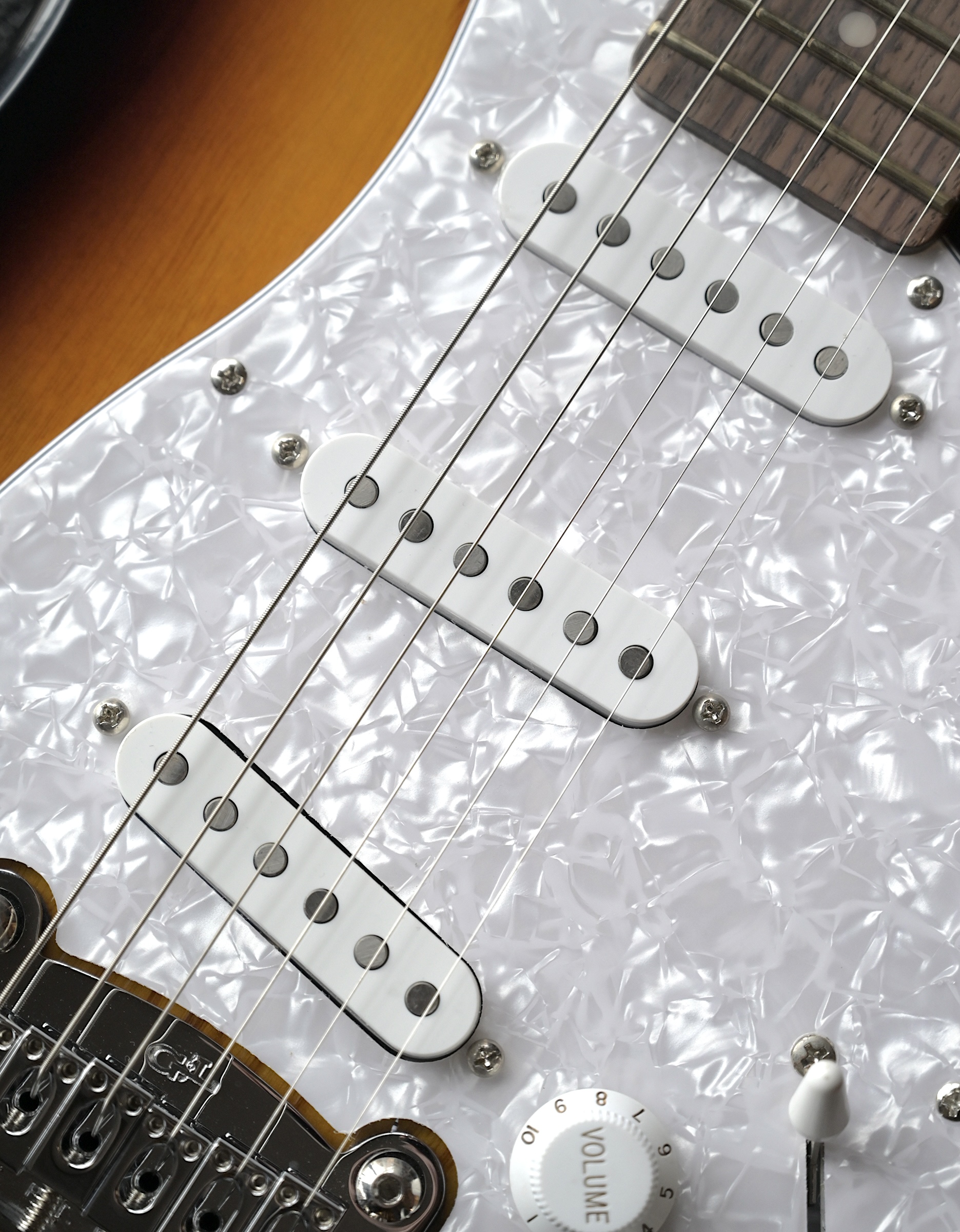 Электрогитара G&L Tribute Legacy 3-Tone Sunburst RW - купить в "Гитарном Клубе"