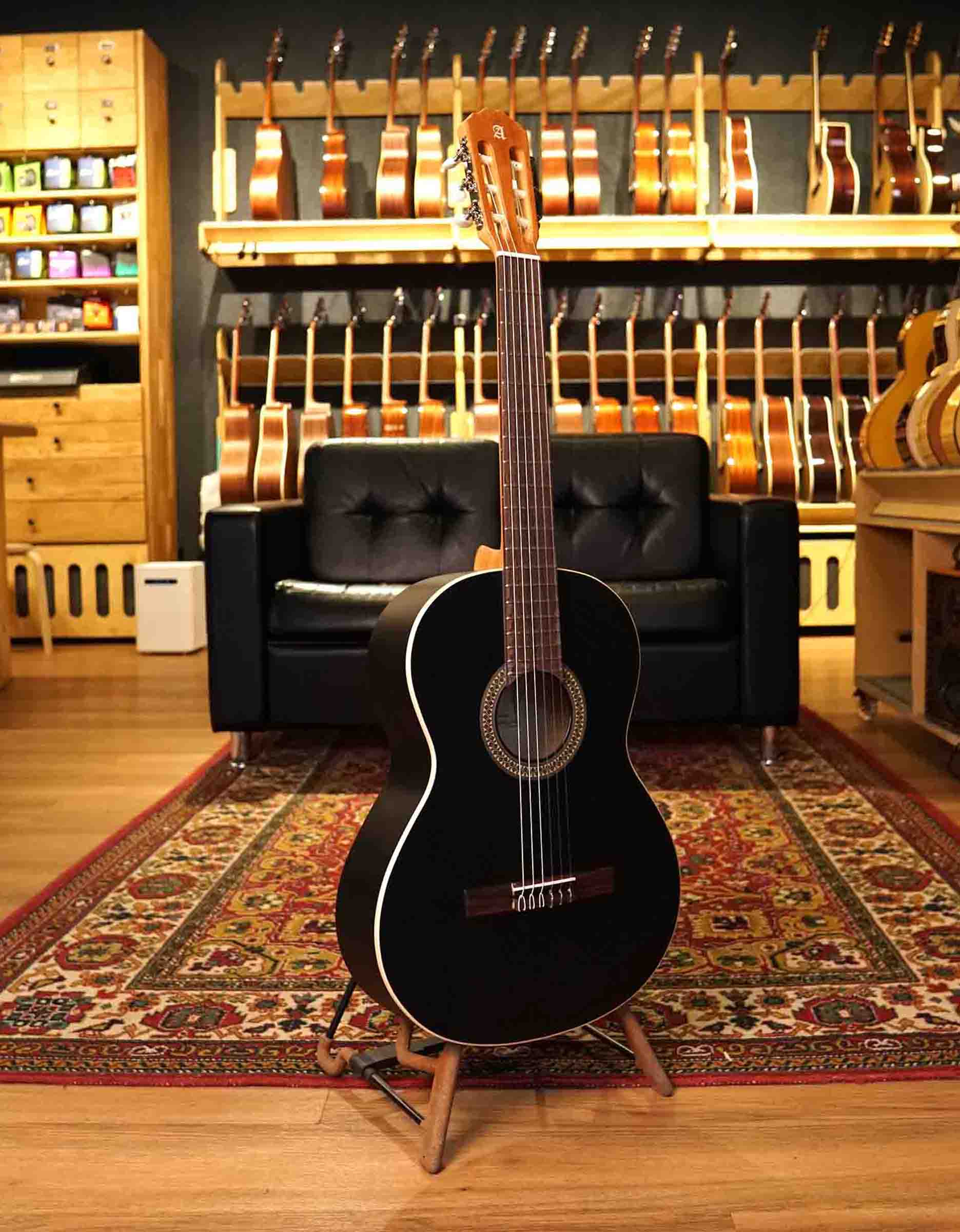 Классическая гитара Alhambra 1C Classical Student Black Satin  - купить в "Гитарном Клубе"