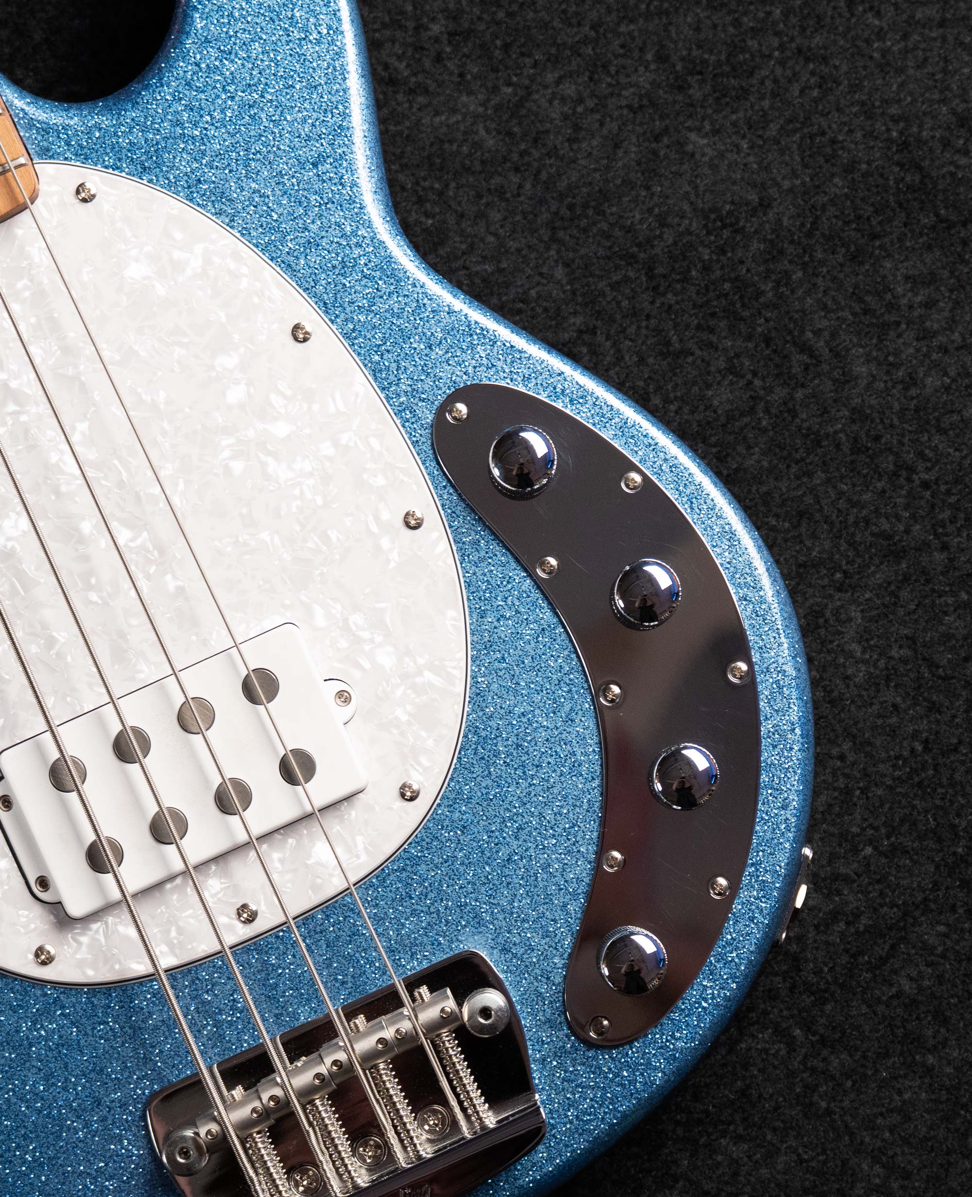 Бас-гитара Sterling StingRay RAY34-BSK, Blue Sparkle - купить в "Гитарном Клубе"