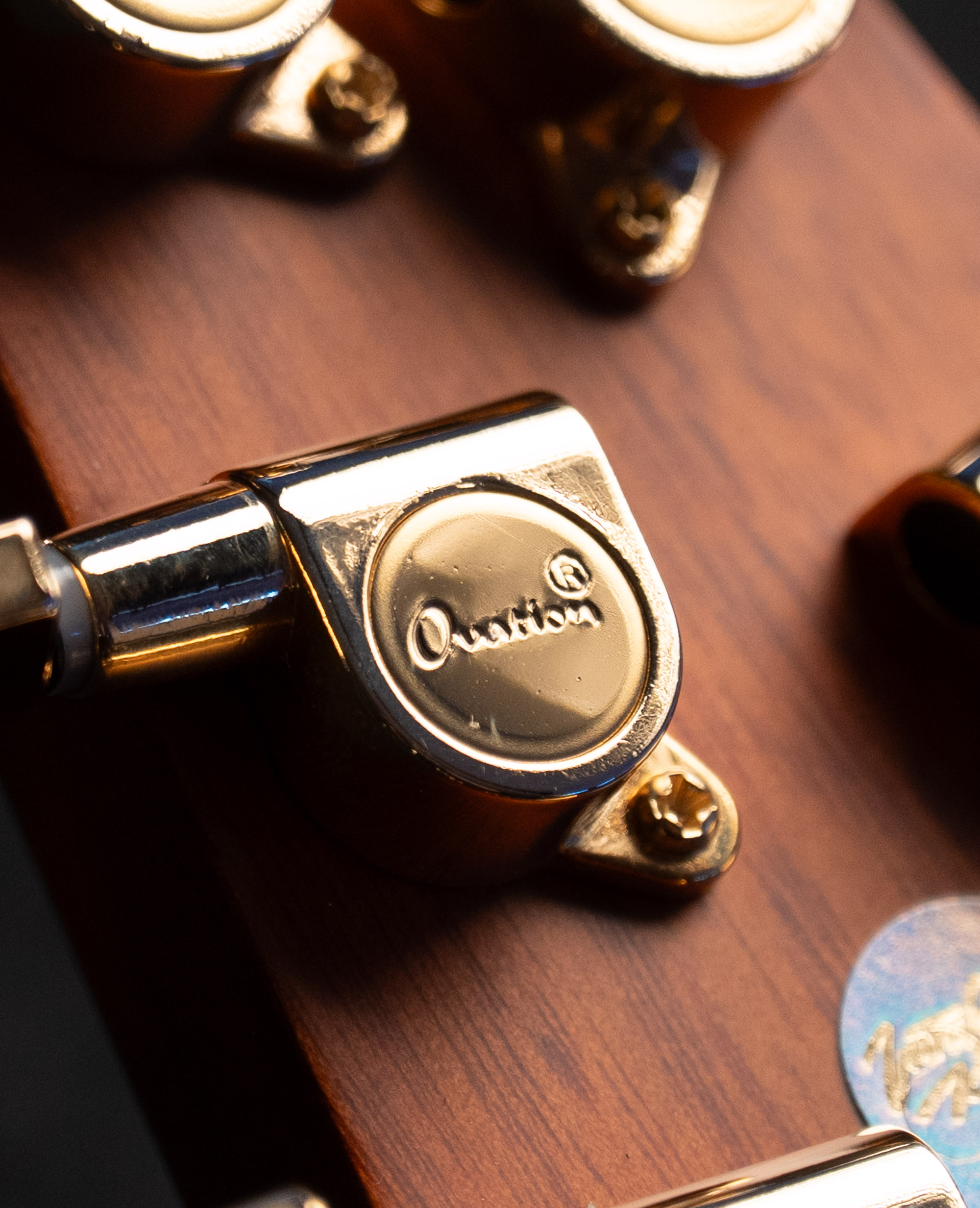 Электроакустическая гитара Ovation CE44P-FKOA Celebrity Elite Plus Mid Cutaway Natural Figured - купить в "Гитарном Клубе"