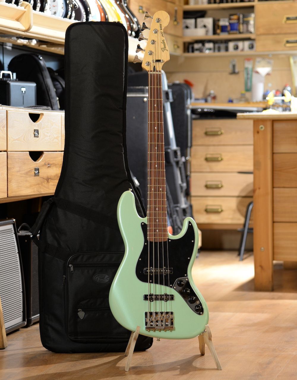 Бас-гитара Fender Deluxe Active Jazz Bass V Surf Pearl RW - купить в "Гитарном Клубе"