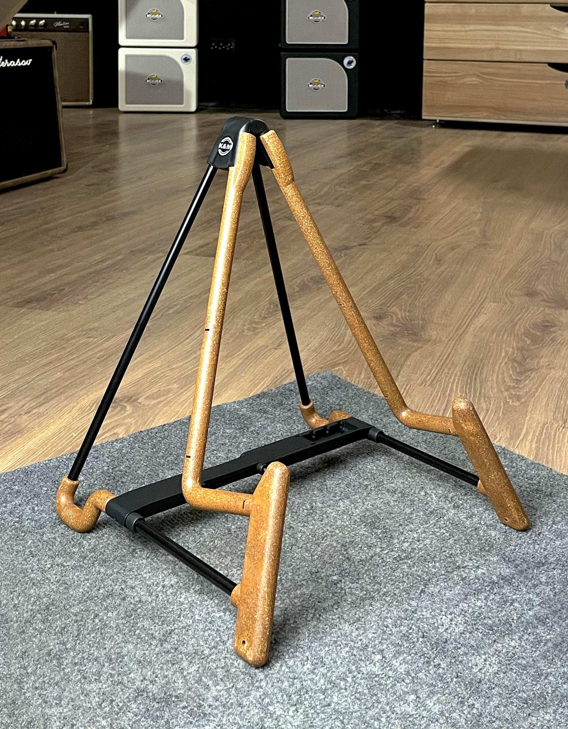 Напольная стойка для гитары Konig & Meyer Heli 2 - купить в "Гитарном Клубе"