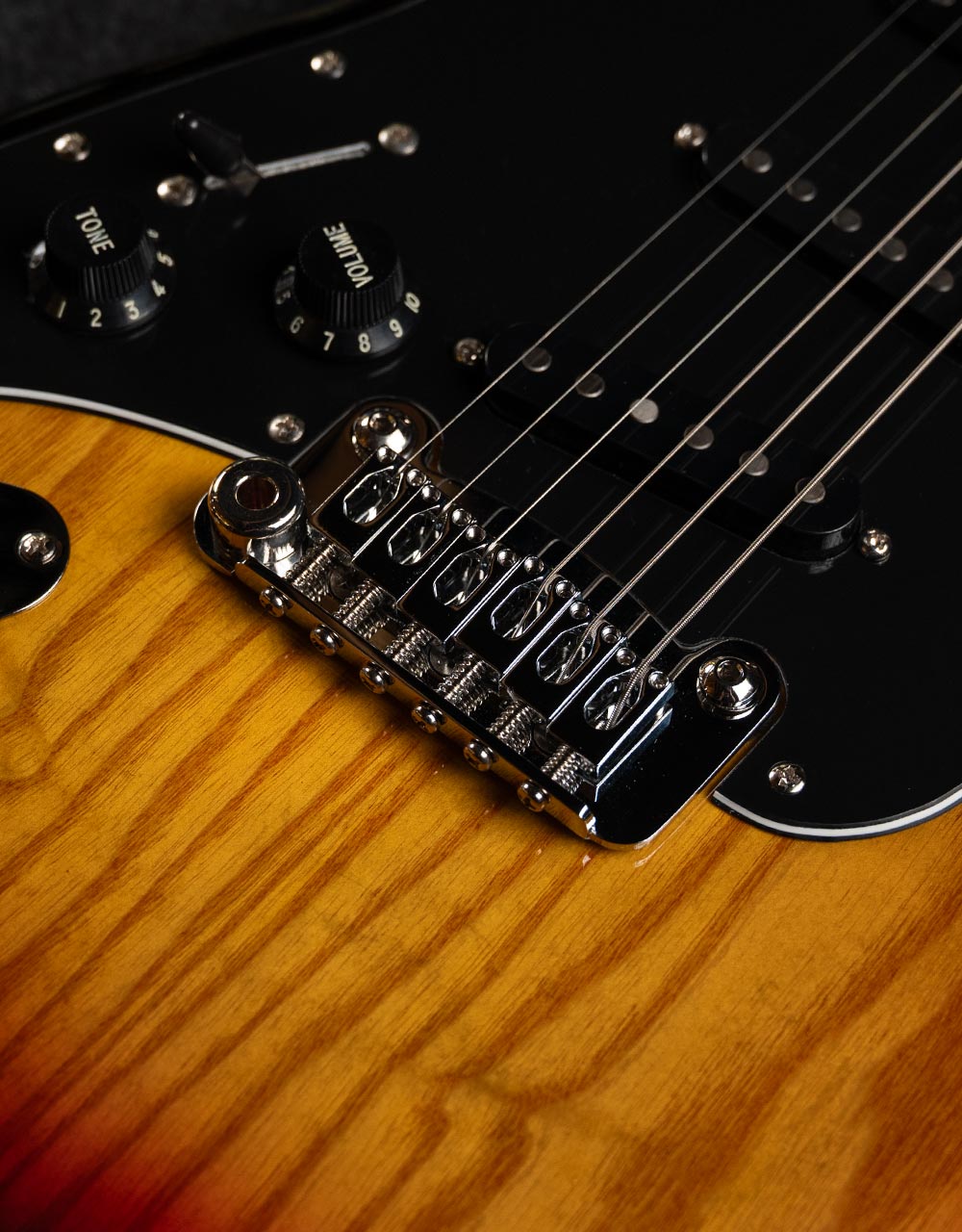 Электрогитара G&L Tribute Legacy L/H 3-Tone Sunburst RW - купить в "Гитарном Клубе"