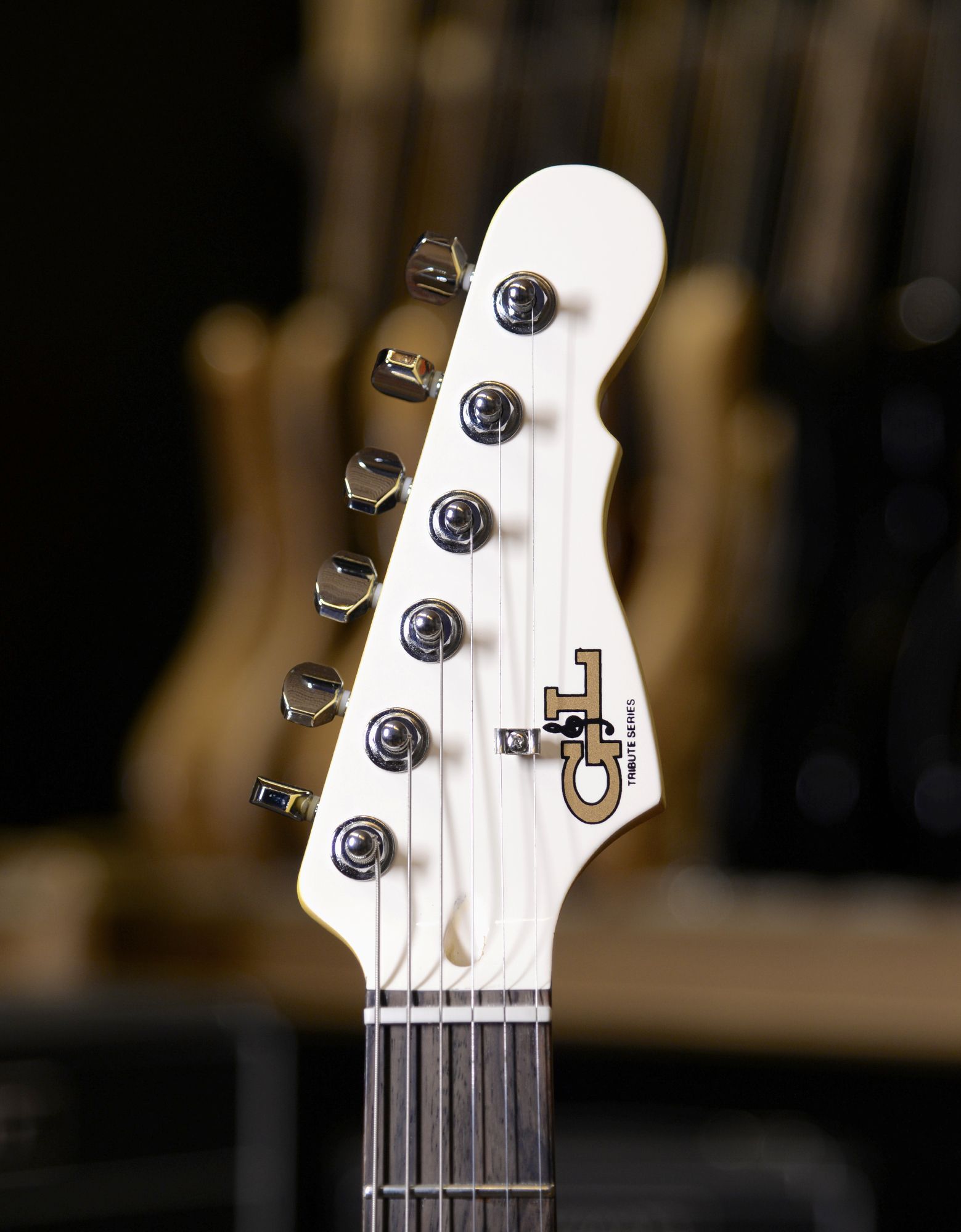 Электрогитара G&L Tribute Comanche Olympic White RW Poplar - купить в "Гитарном Клубе"