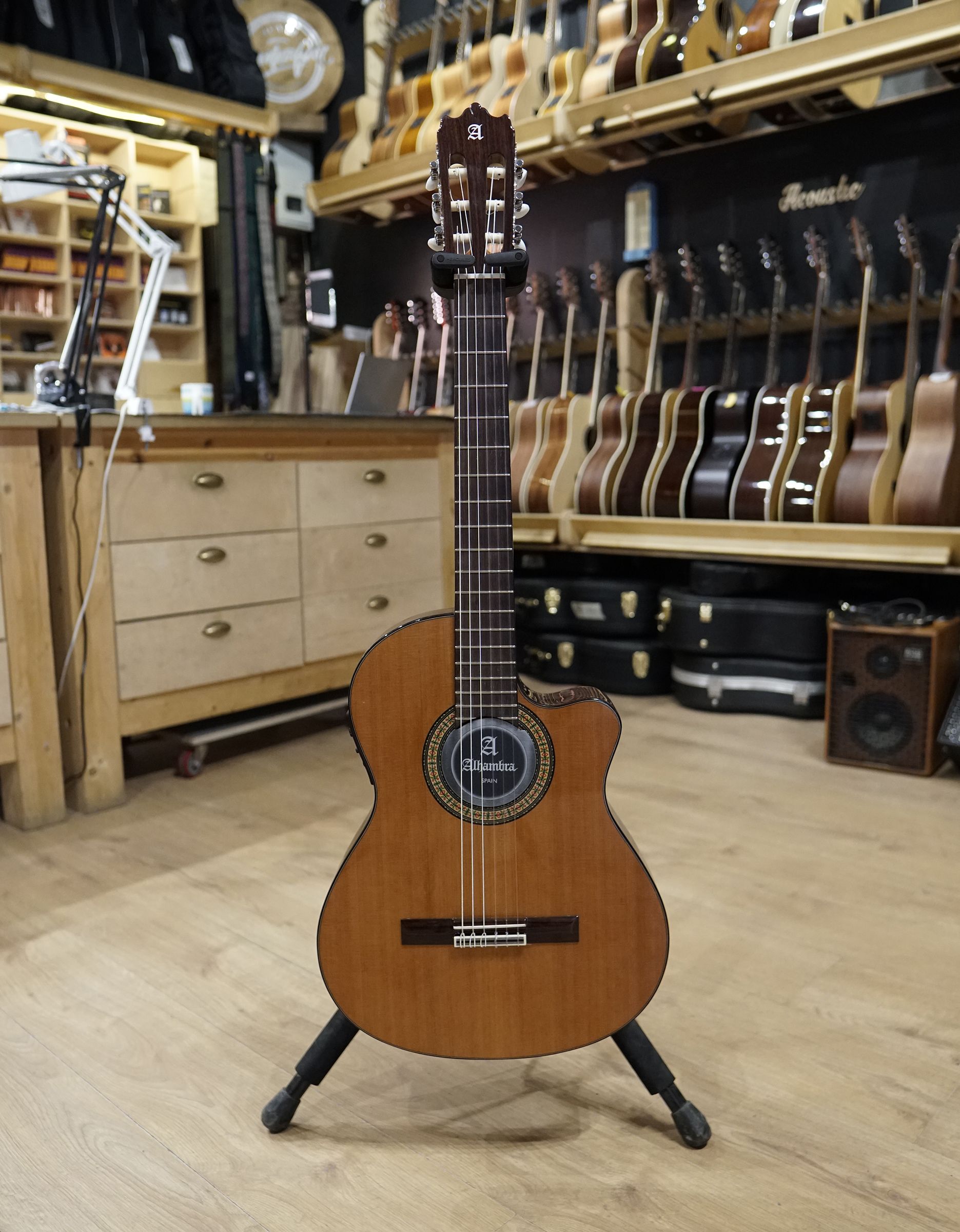 Классическая гитара Alhambra Cutaway 3CT - купить в "Гитарном Клубе"