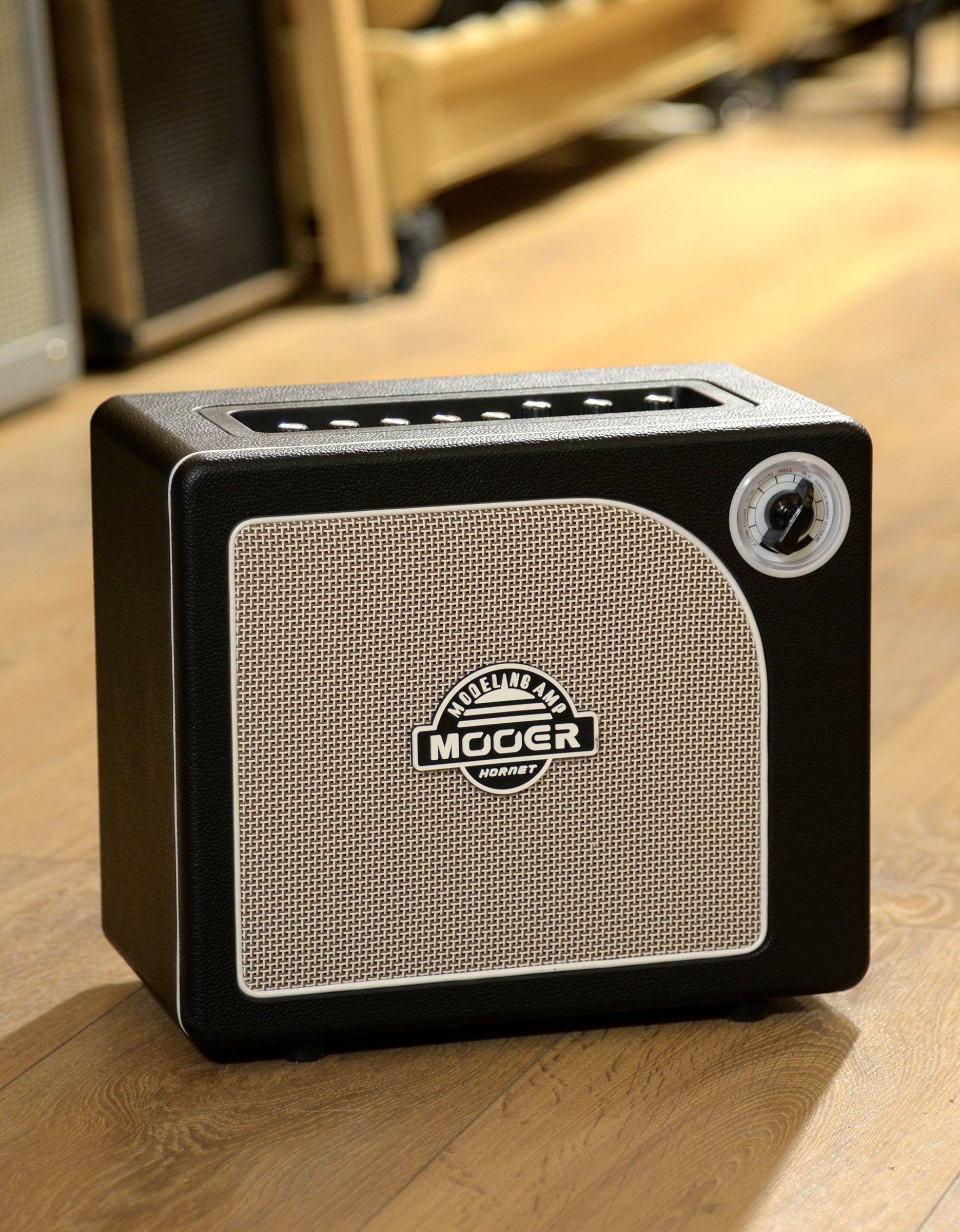 Комбоусилитель для электрогитары Mooer DH01 Hornet 15BK - купить в "Гитарном Клубе"