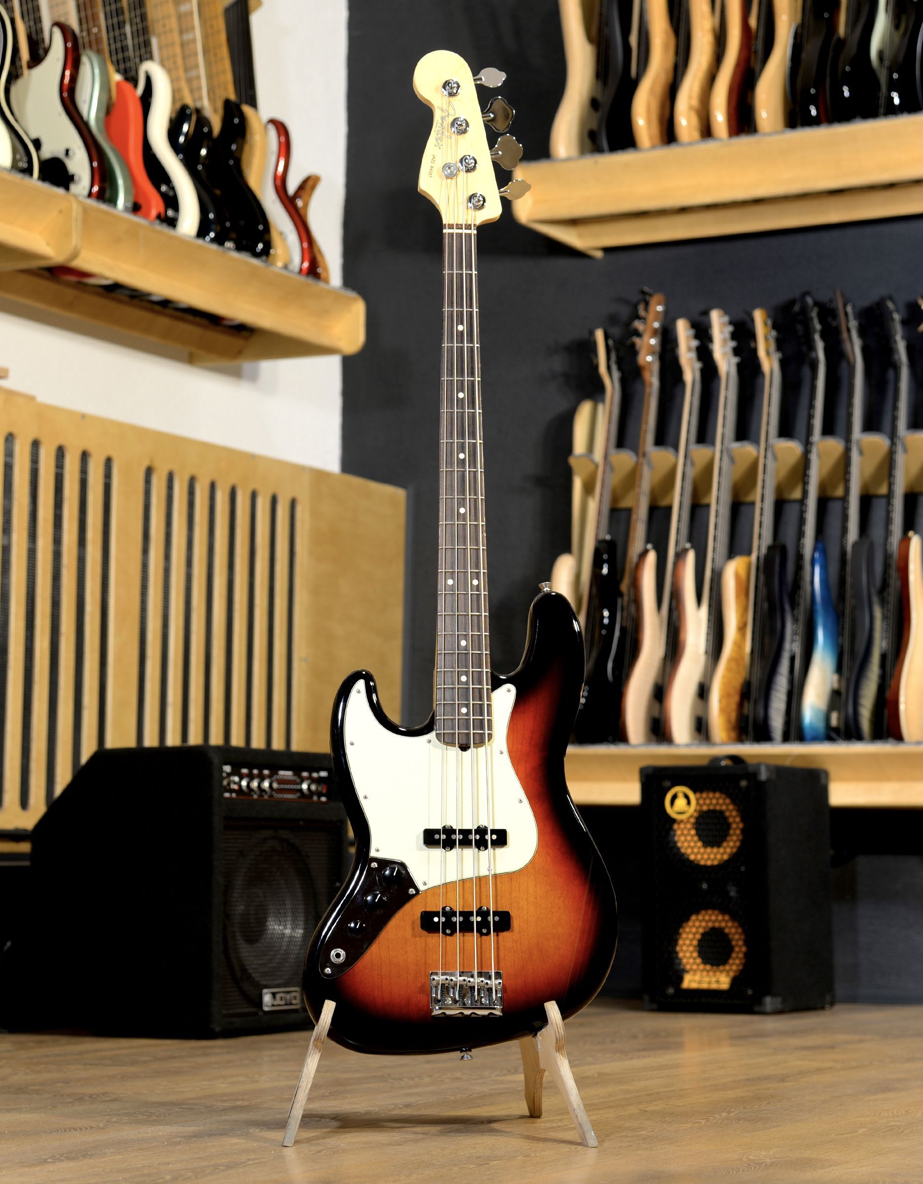 Бас-гитара Fender Jazz Bass American Pro 3-Tone Sunburst LH - купить в "Гитарном Клубе"