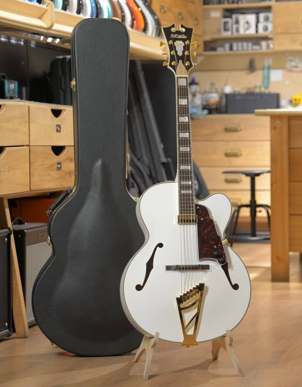 Полуакустическая гитара D