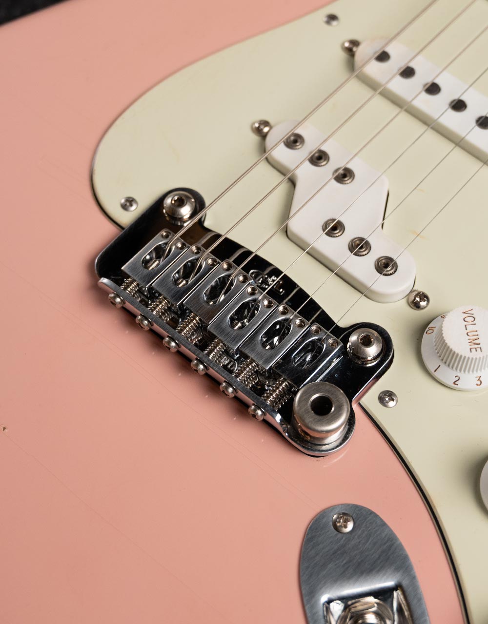 Электрогитара G&L Custom Shop Legacy SSZ RW Nitro Shell Pink - купить в "Гитарном Клубе"