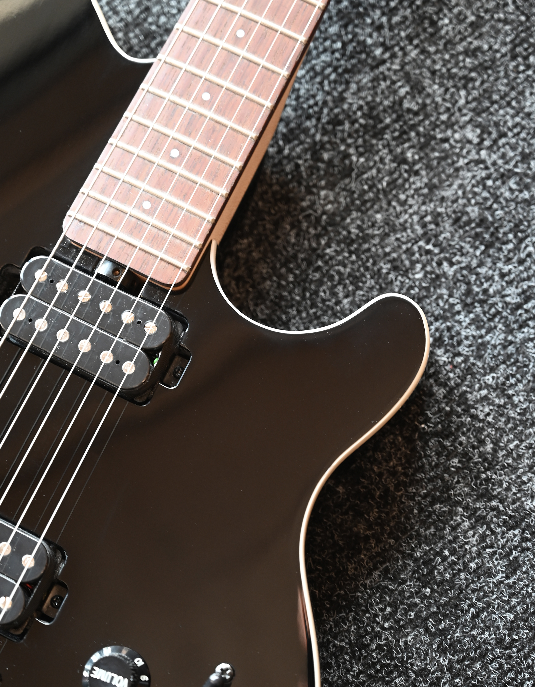 Электрогитара Sterling Axis Black with White - купить в "Гитарном Клубе"