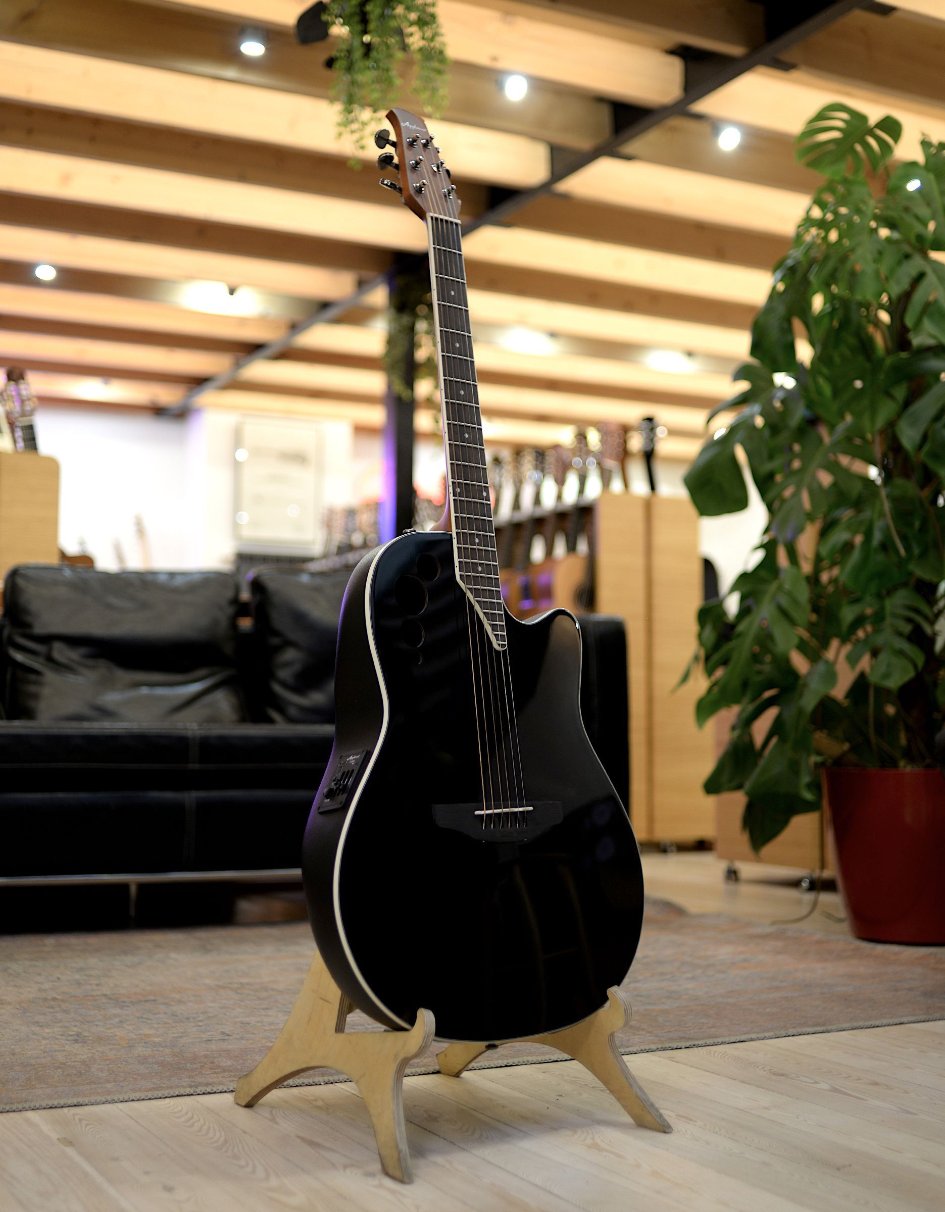 Электроакустическая гитара Ovation Applause AE44II-5 Mid Cutaway Black - купить в "Гитарном Клубе"