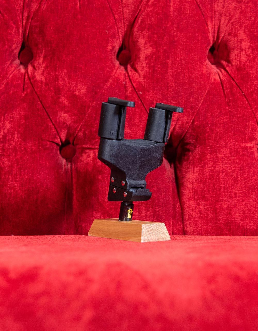 Настенный держатель для гитары Hercules GSP38WB - купить в "Гитарном Клубе"