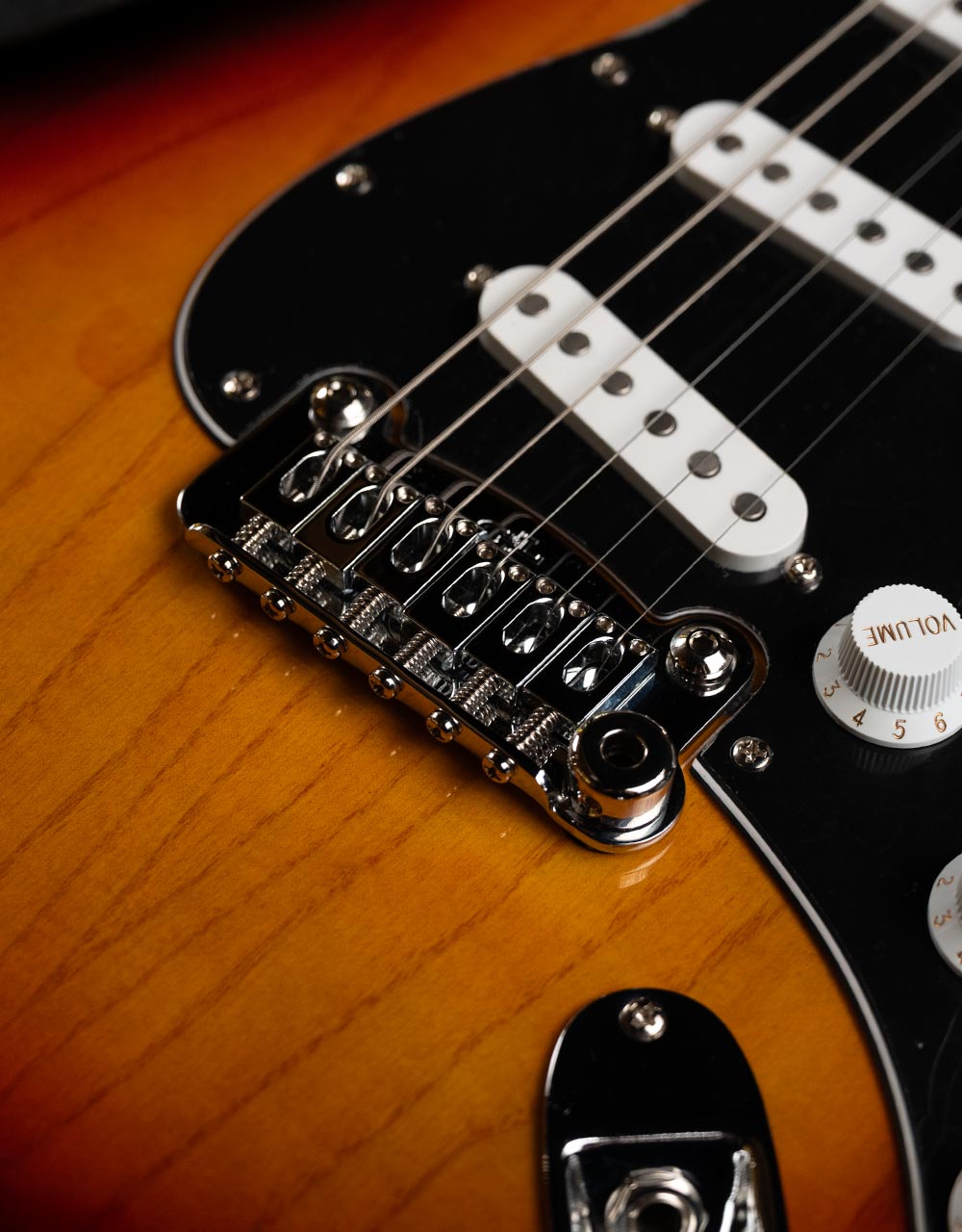 Электрогитара G&L Tribute Legacy 3-Tone Sunburst MP - купить в "Гитарном Клубе"