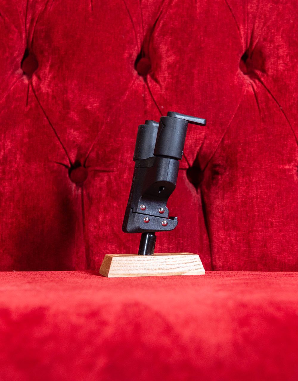 Настенный держатель для гитары Hercules GSP38WB - купить в "Гитарном Клубе"