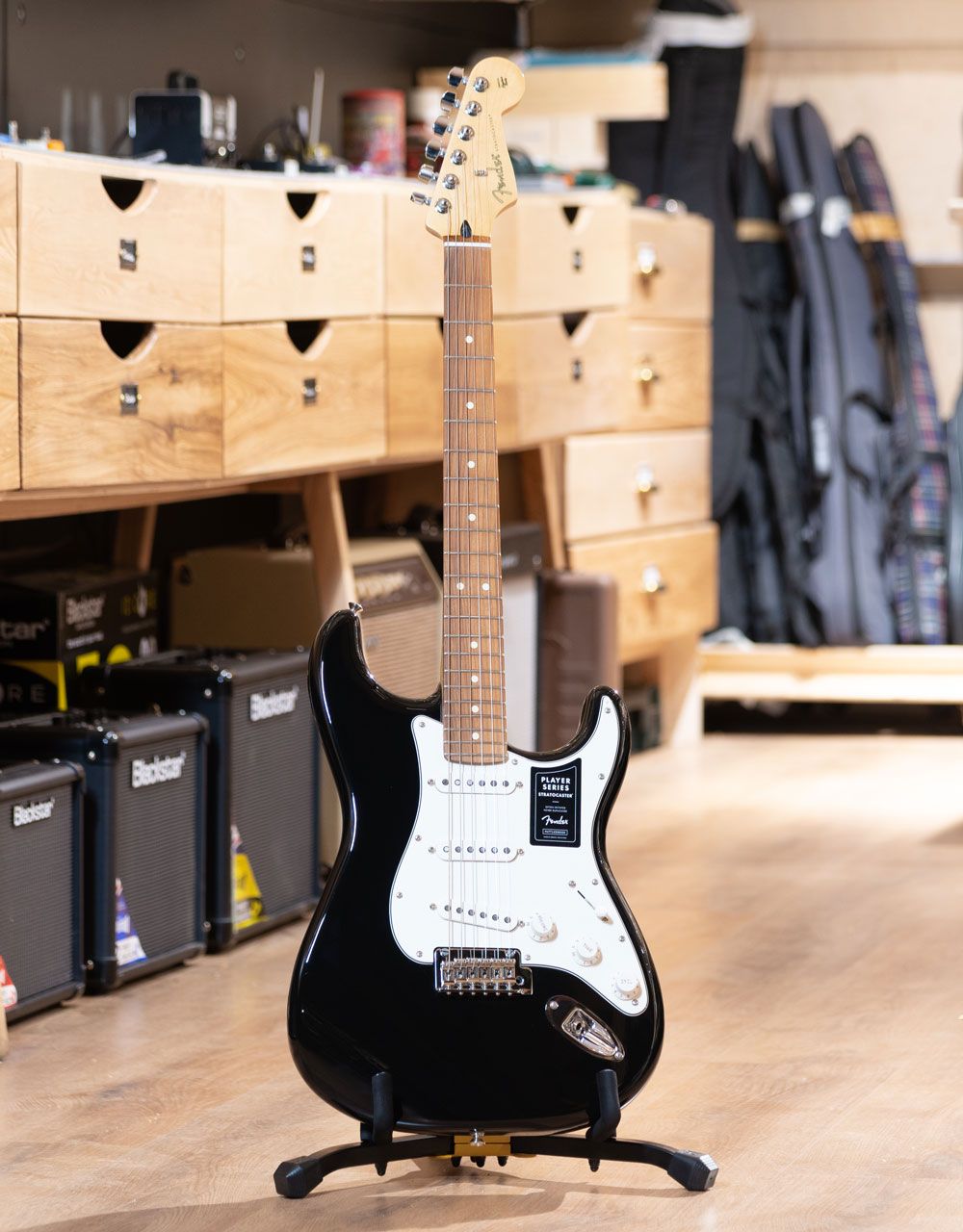 Электрогитара Fender Player Stratocaster Black PF - купить в "Гитарном Клубе"