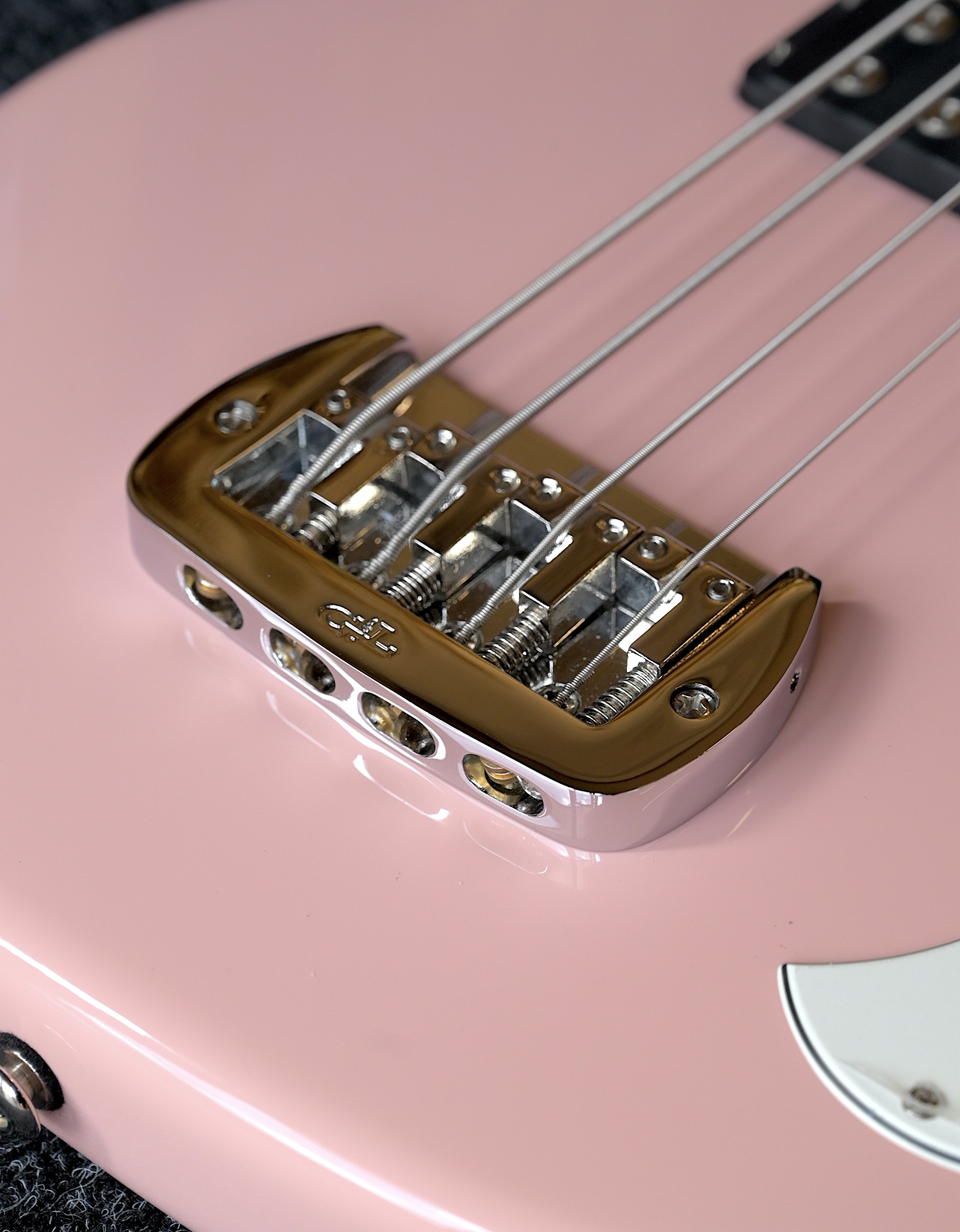 Бас-гитара G&L FD Fallout Shortscale Bass Shell Pink CR - купить в "Гитарном Клубе"