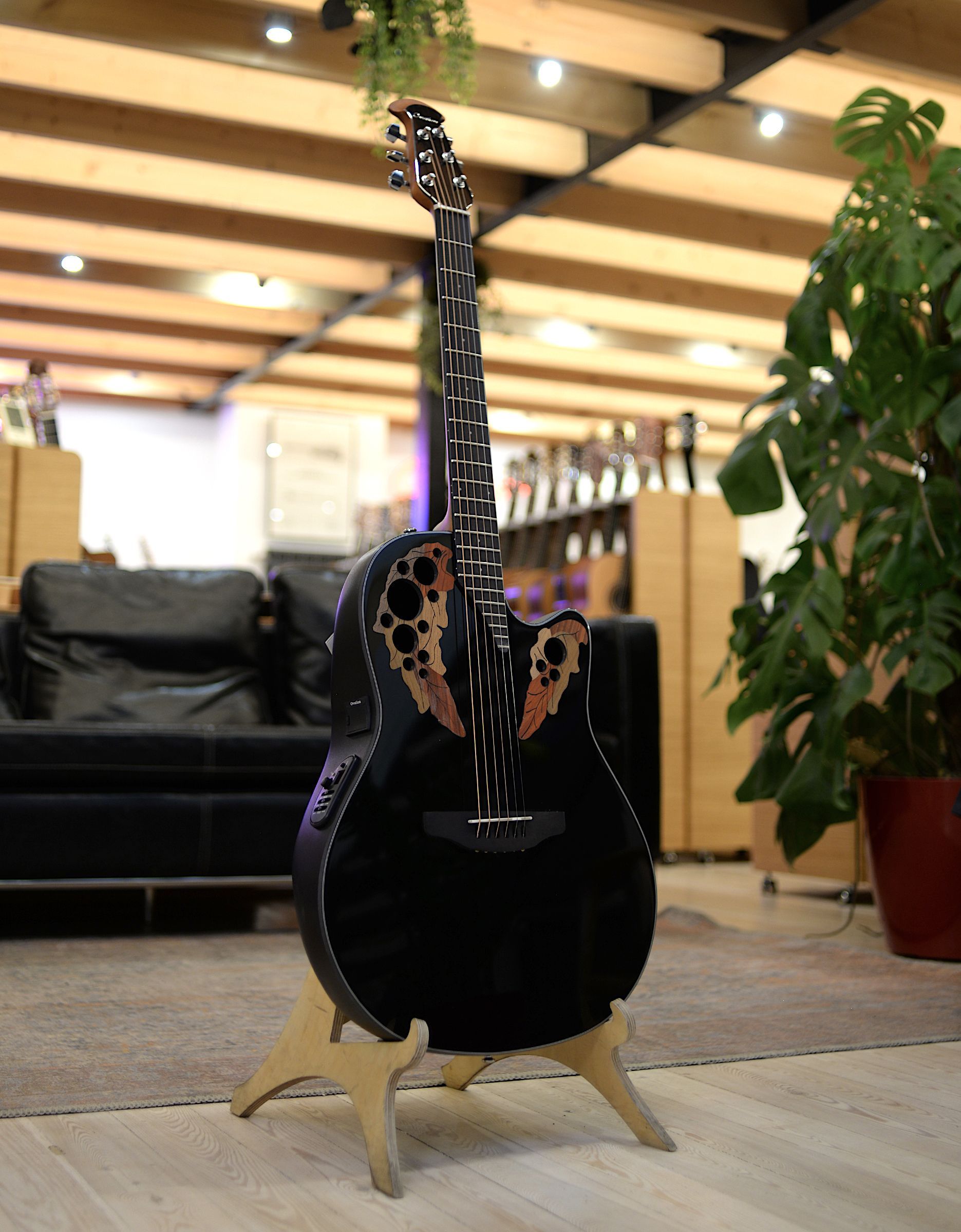 Электроакустическая гитара Ovation CE44-5 Celebrity Elite Mid Cutaway Black - купить в "Гитарном Клубе"