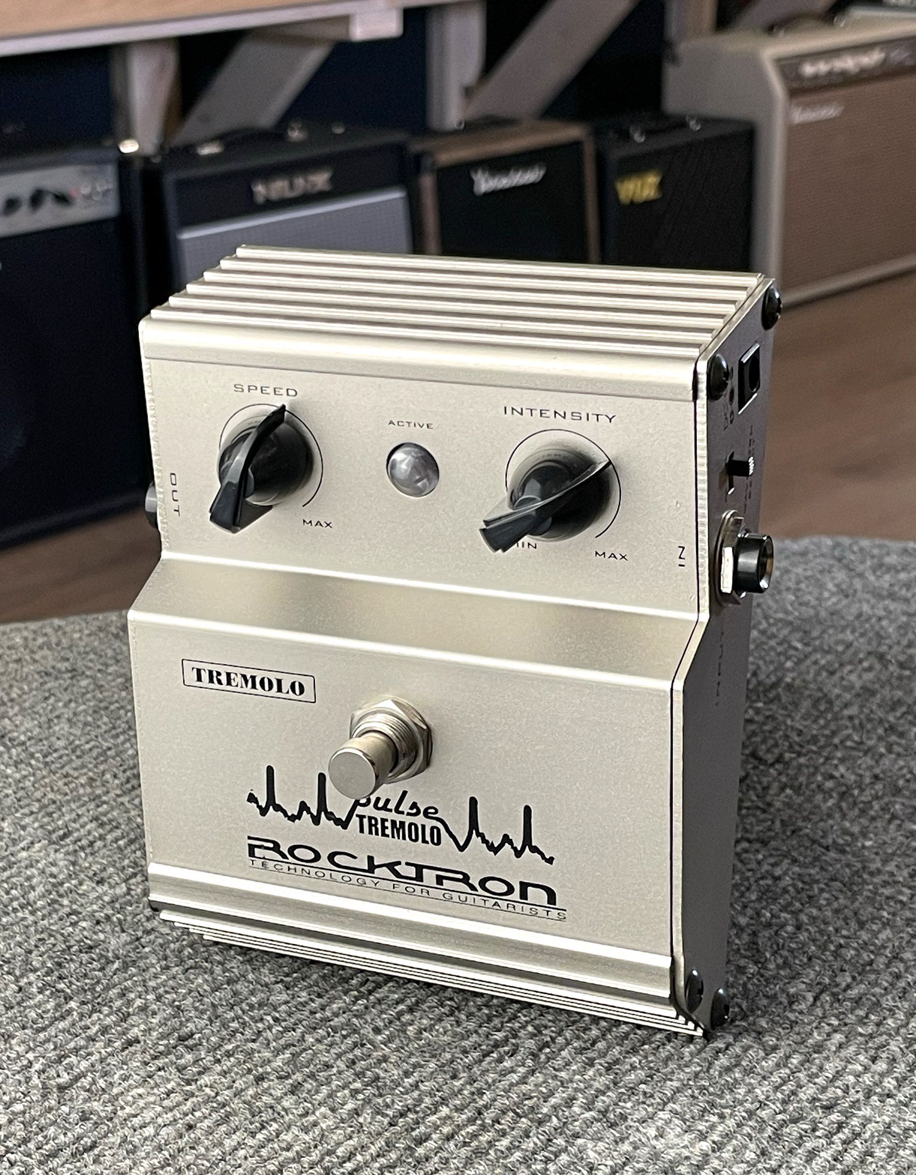 Гитарная педаль Rocktron Pulse Tremolo - купить в "Гитарном Клубе"