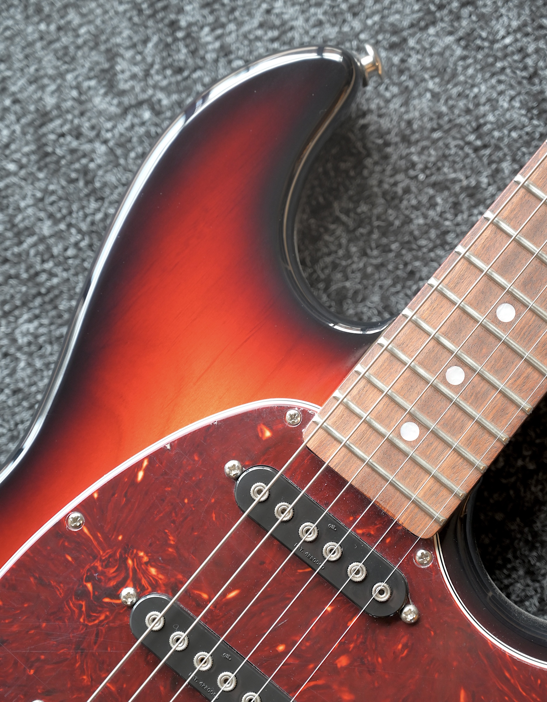 Электрогитара G&L FD Skyhawk 3-Tone Sunburst CR - купить в "Гитарном Клубе"