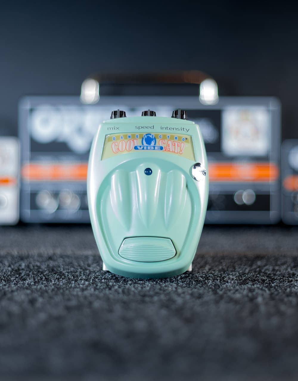 Гитарная педаль Danelectro CV1 Cool Cat Vibe - купить в "Гитарном Клубе"