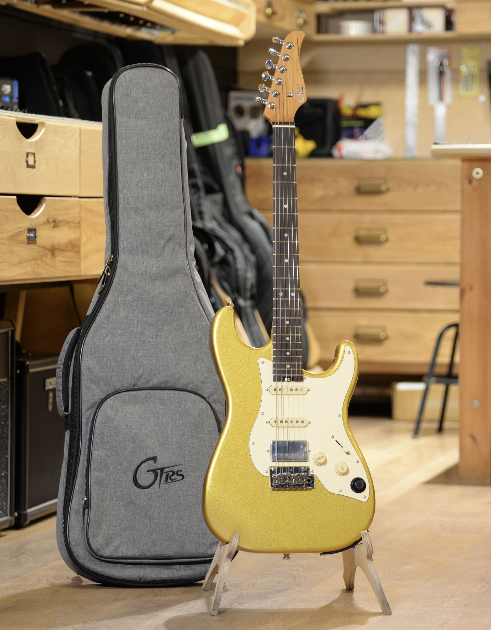 Электрогитара Mooer GTRS S800 Gold - купить в "Гитарном Клубе"