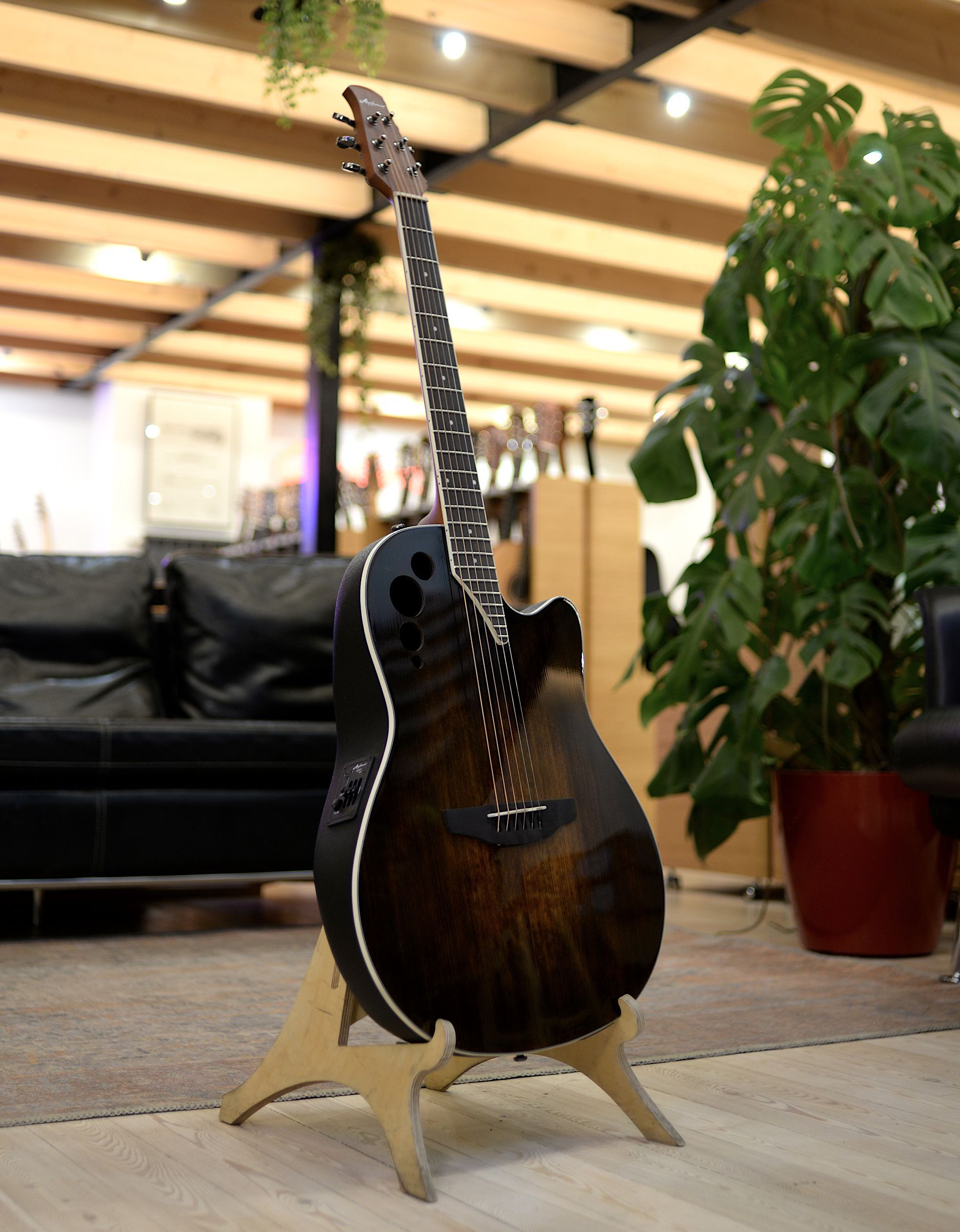 Электроакустическая гитара Ovation Applause AE44IIP-VV Mid Cutaway Vintage Varnish - купить в "Гитарном Клубе"