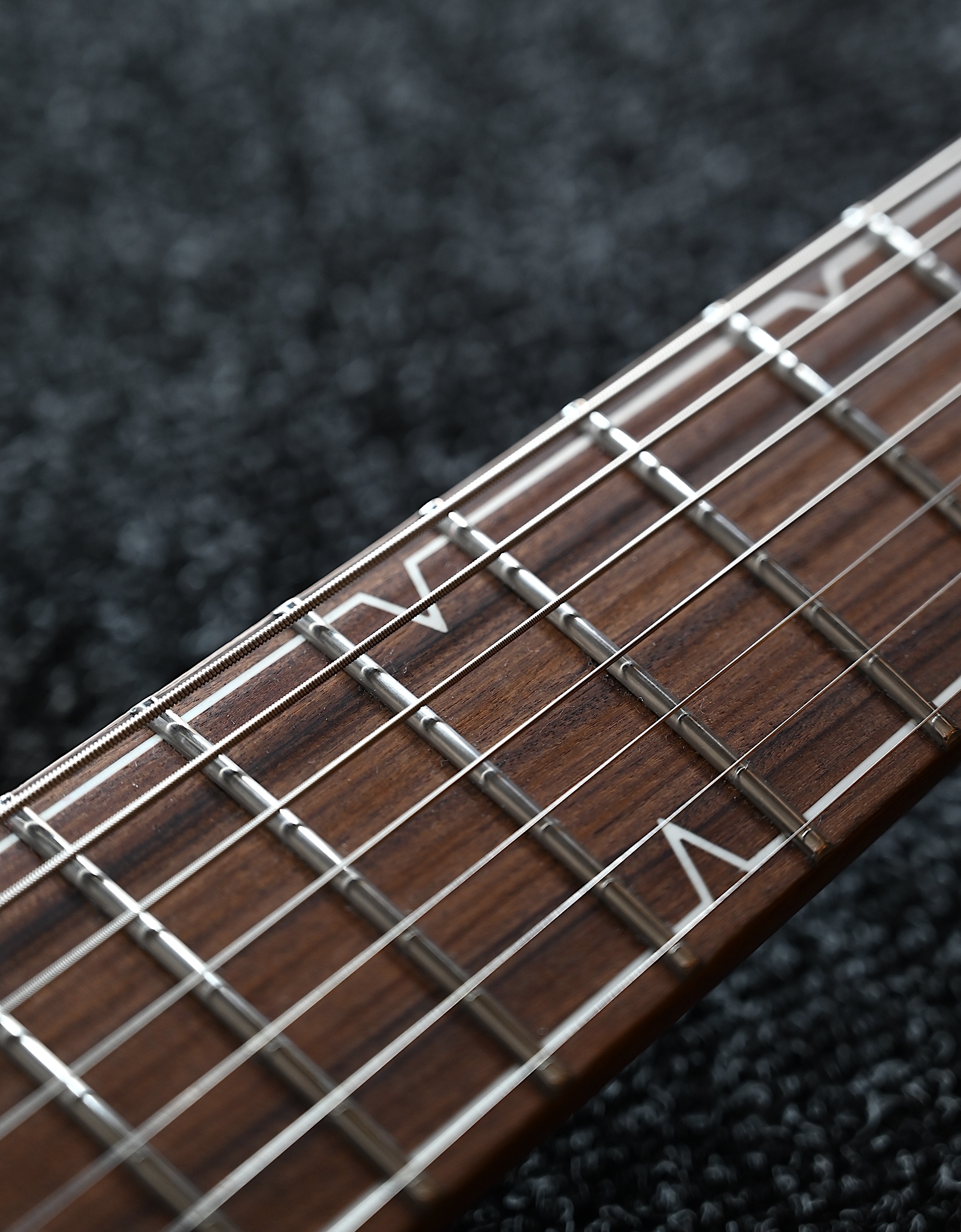 Электрогитара Khmelevsky Wing Custom Raspberry-Black - купить в "Гитарном Клубе"