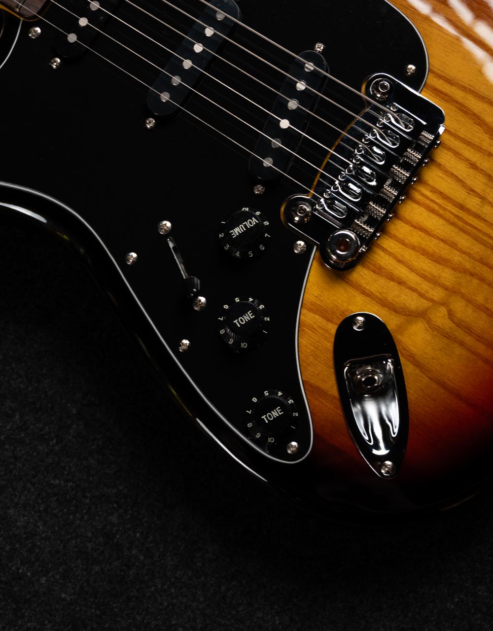 Электрогитара G&L Tribute Legacy L/H 3-Tone Sunburst RW - купить в "Гитарном Клубе"