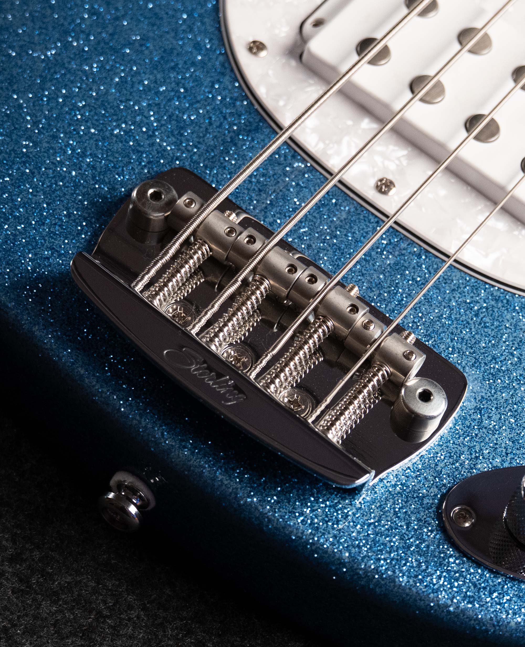 Бас-гитара Sterling StingRay RAY34-BSK, Blue Sparkle - купить в "Гитарном Клубе"