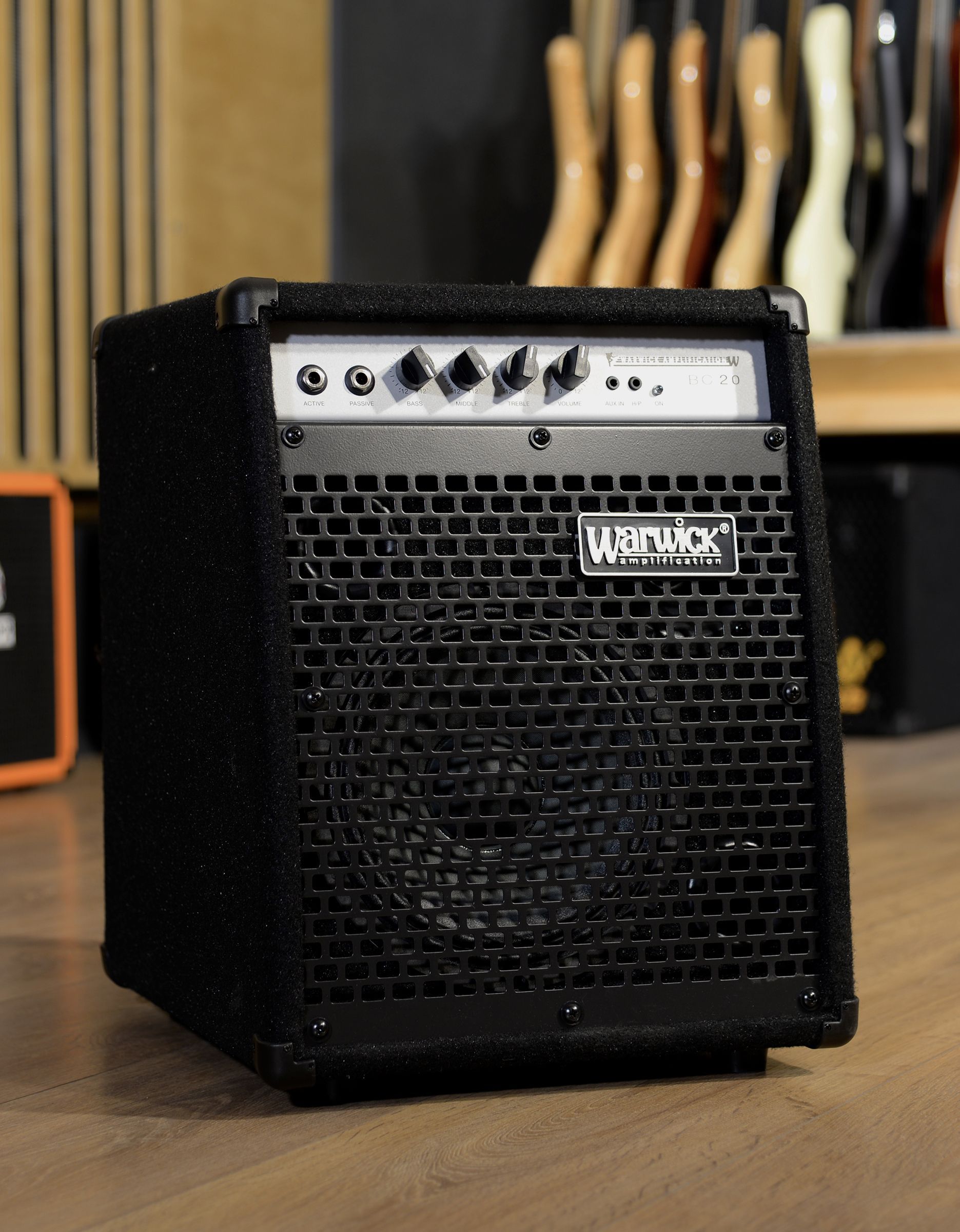 Комбоусилитель для бас-гитары Warwick BC 20 - купить в "Гитарном Клубе"