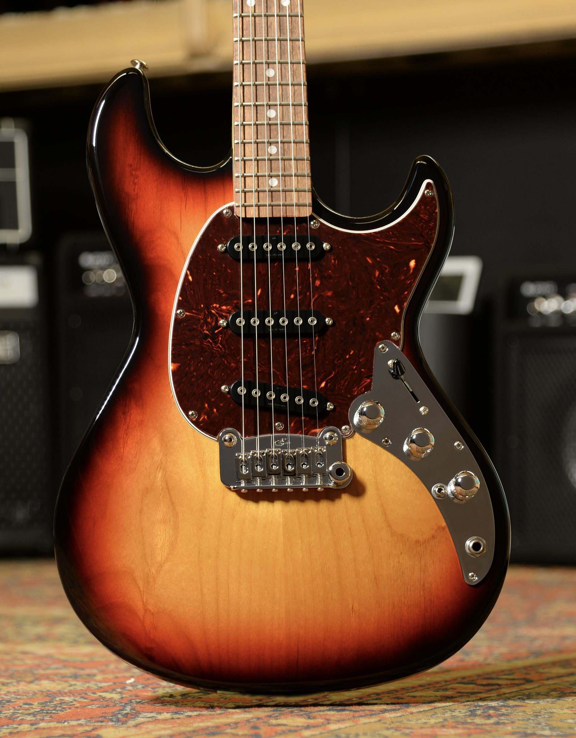 Электрогитара G&L FD Skyhawk 3-Tone Sunburst CR - купить в "Гитарном Клубе"