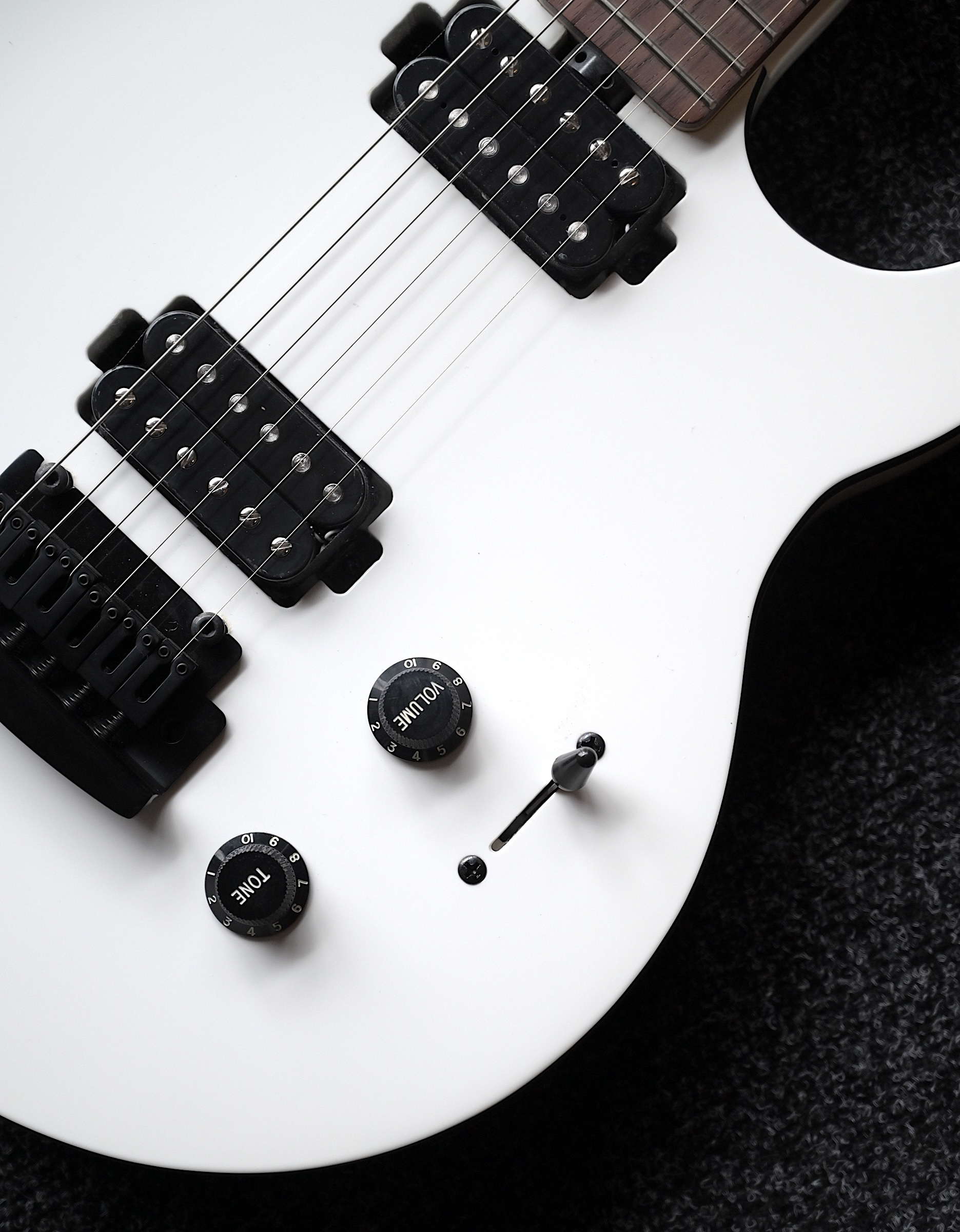 Электрогитара Sterling Axis White with Black - купить в "Гитарном Клубе"