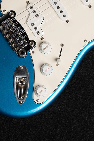 Электрогитара G&L Custom Shop Legacy SSZ RW Nitro Lake Placid Blue - купить в "Гитарном Клубе"