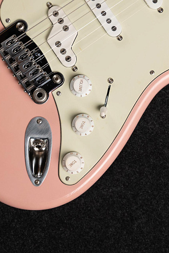Электрогитара G&L Custom Shop Legacy SSZ RW Nitro Shell Pink - купить в "Гитарном Клубе"