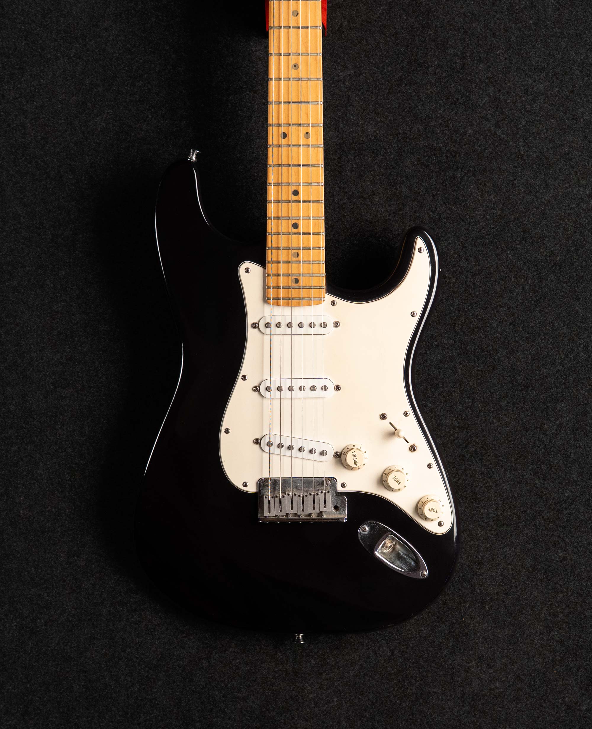 Электрогитара Fender American Standard Stratocaster Black, 1995 - купить в "Гитарном Клубе"