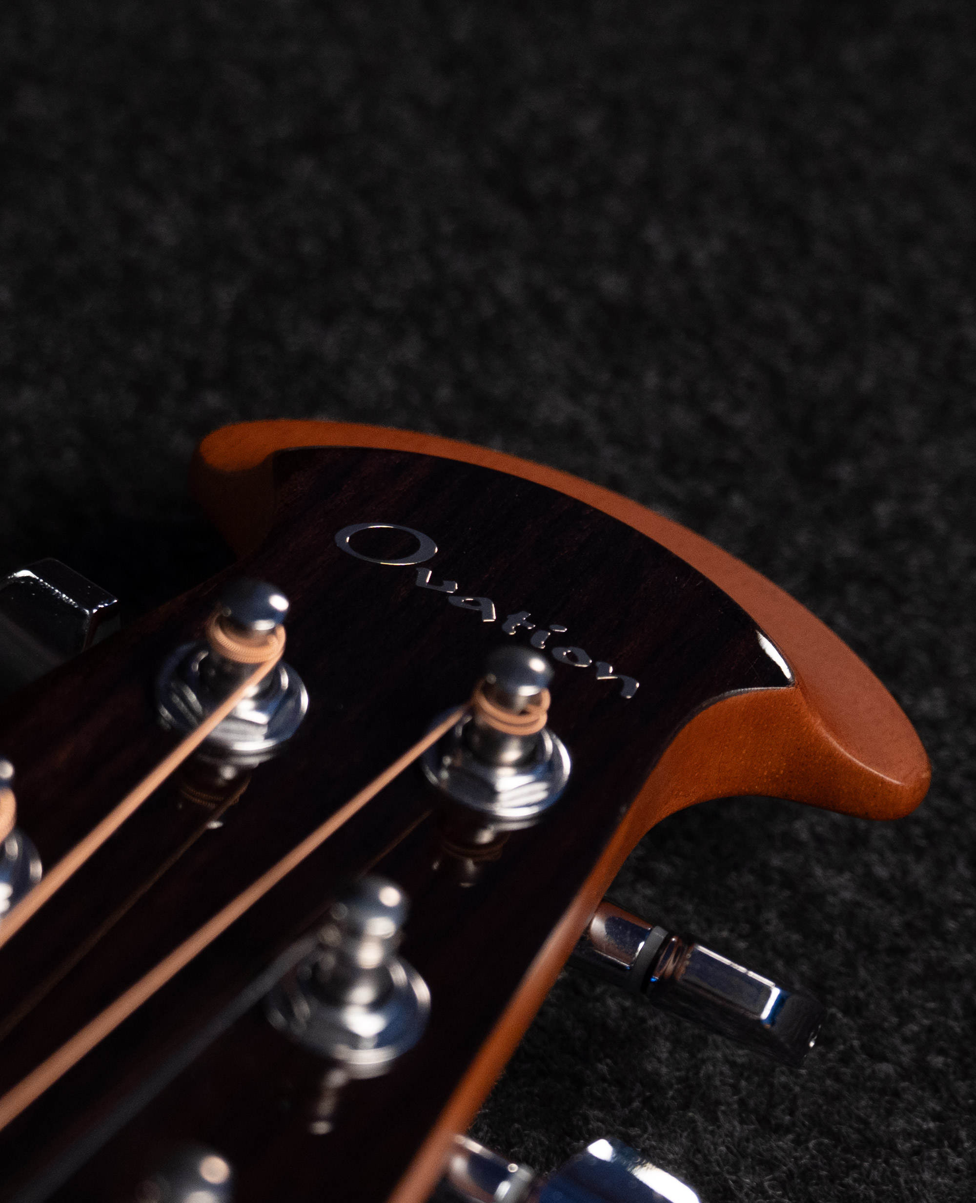 Электроакустическая гитара Ovation CS24-RR Celebrity Standard Mid Cutaway Ruby Red - купить в "Гитарном Клубе"