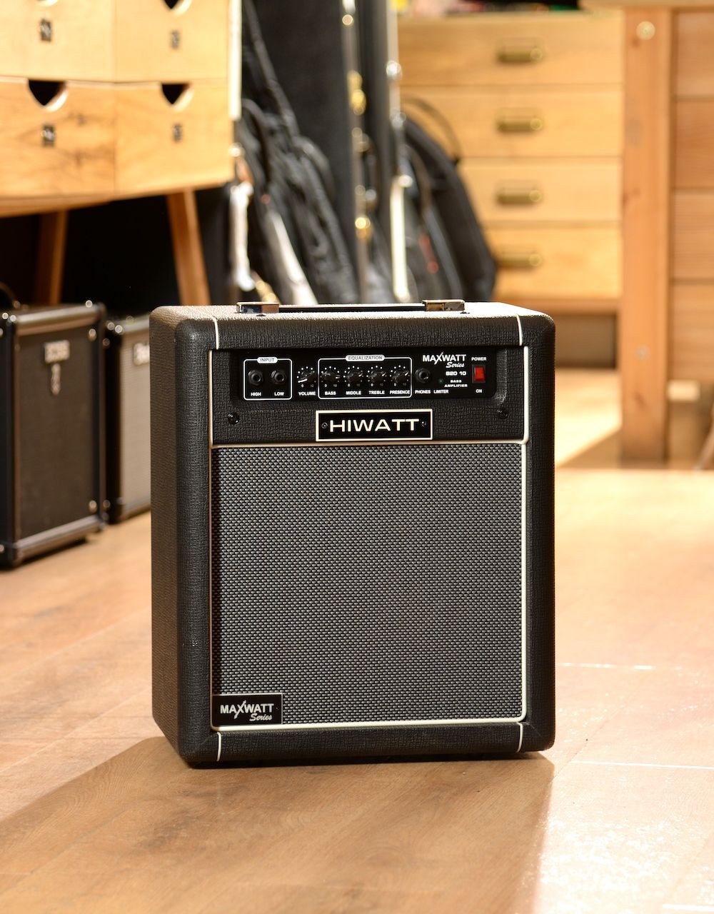 Комбоусилитель для бас-гитары HIWATT MAXWATT B20/10, 20 Вт, 1Х10" Hiwatt High Performance Speaker - купить в "Гитарном Клубе"