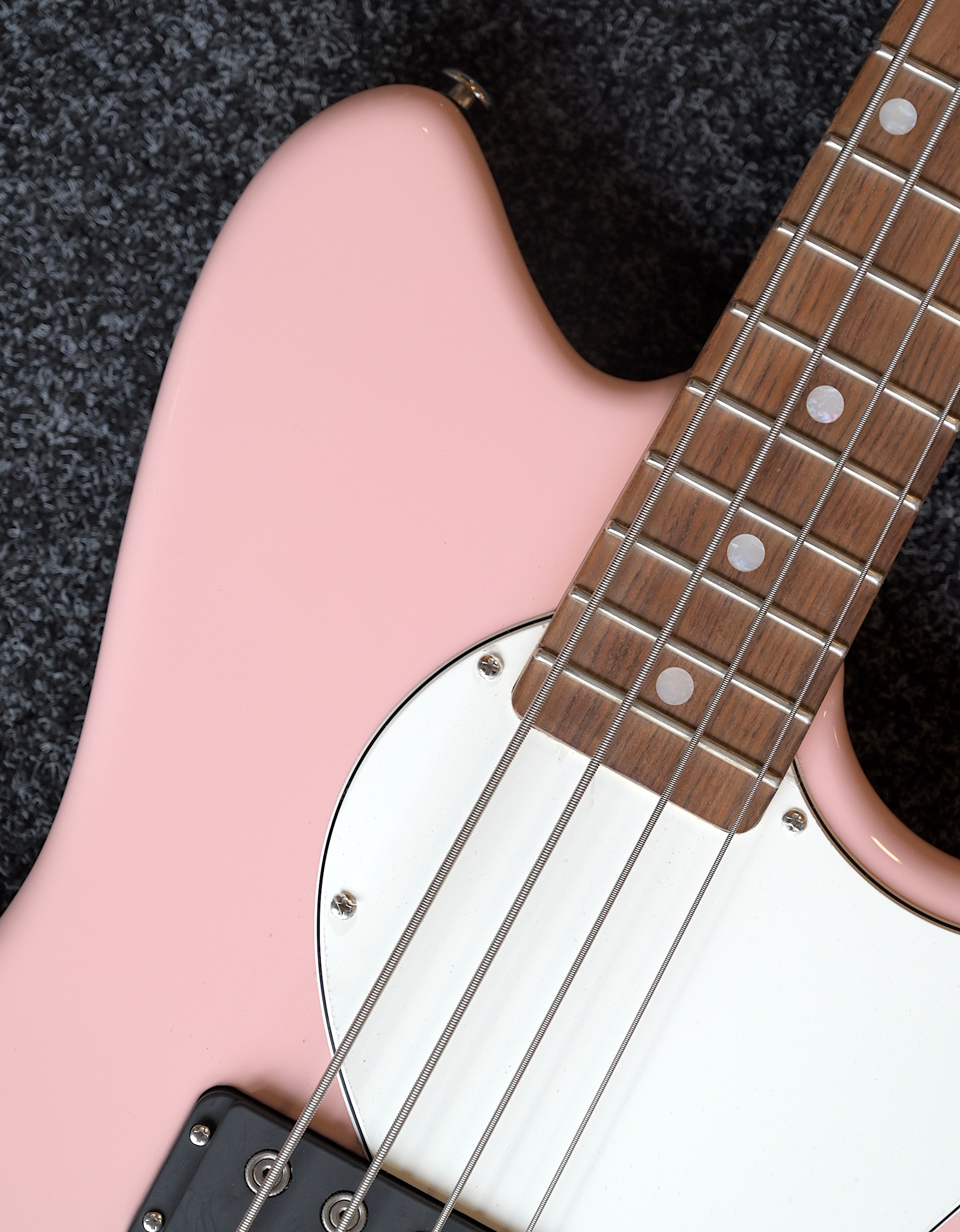 Бас-гитара G&L FD Fallout Shortscale Bass Shell Pink CR - купить в "Гитарном Клубе"