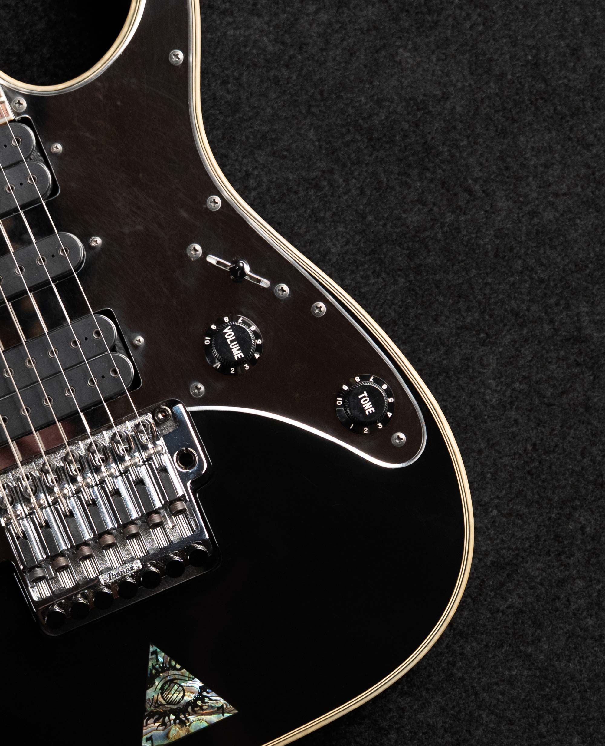 Электрогитара Ibanez UV777