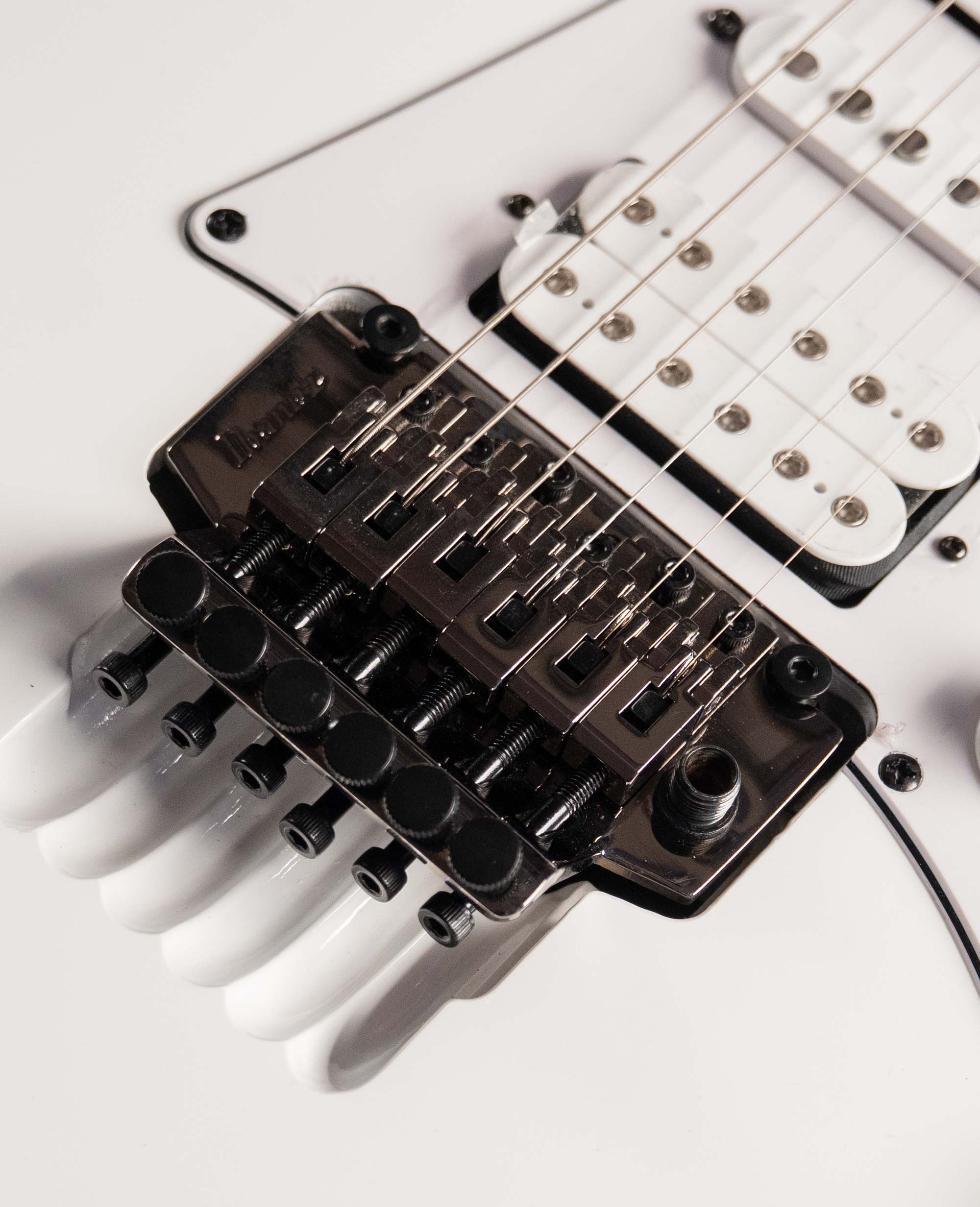 Электрогитара Ibanez Jemjr - Wh - купить в "Гитарном Клубе"